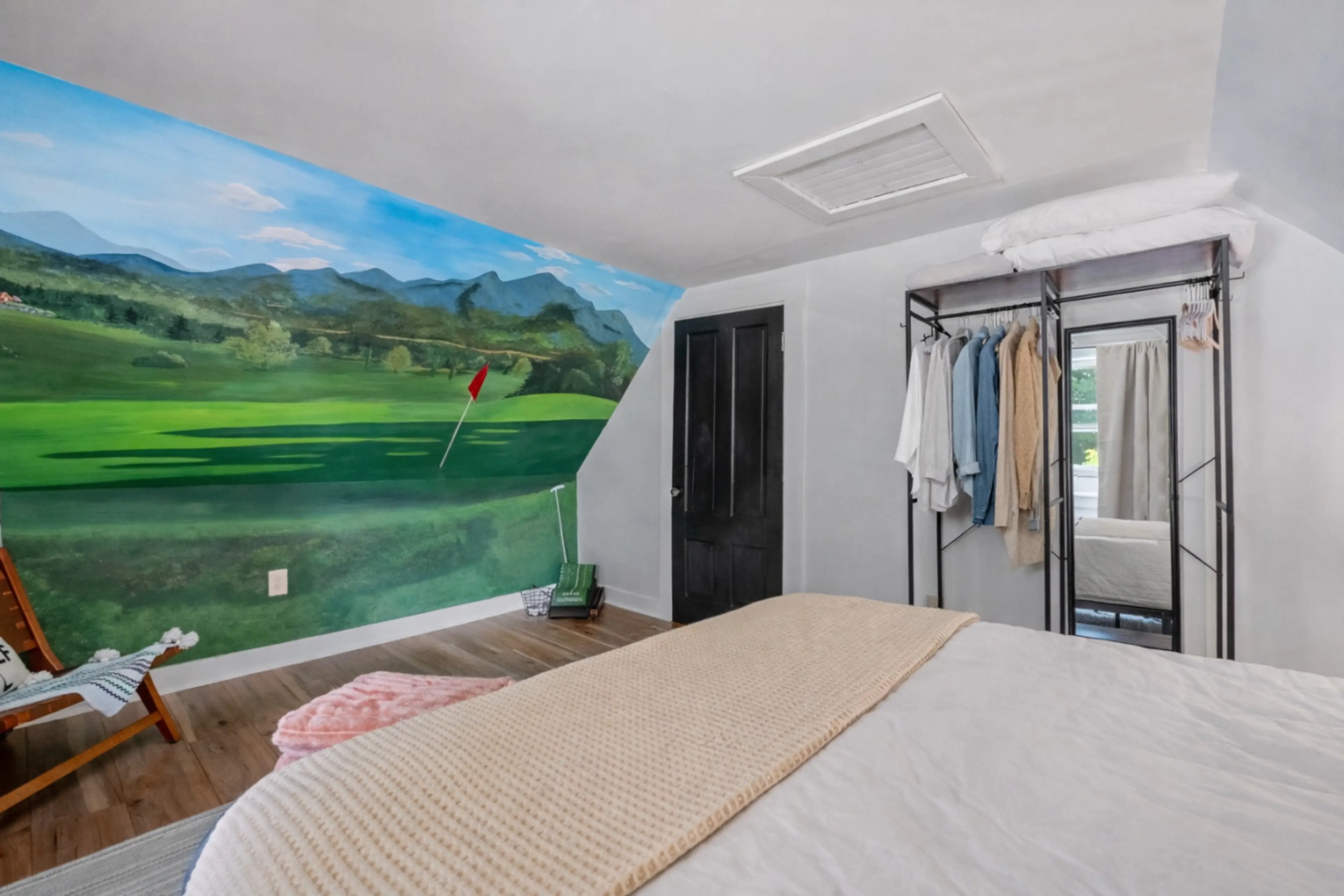 King Room with Waumbek Golf Course mural