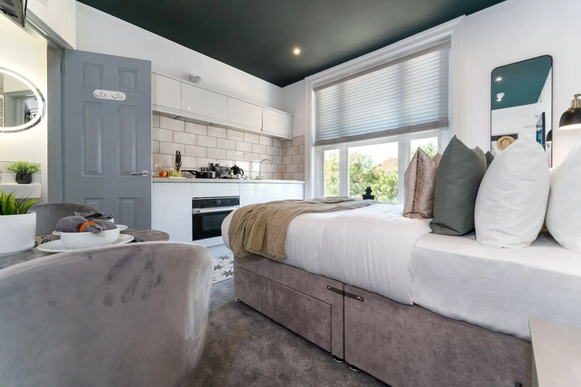 Well-equipped studio apartment with full kitchen