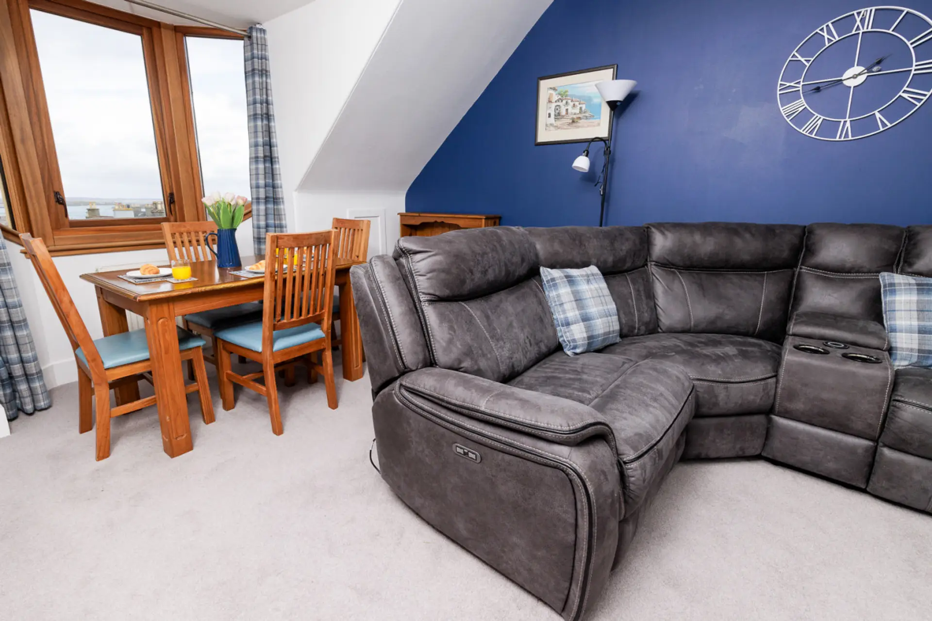Dining area / sitting area