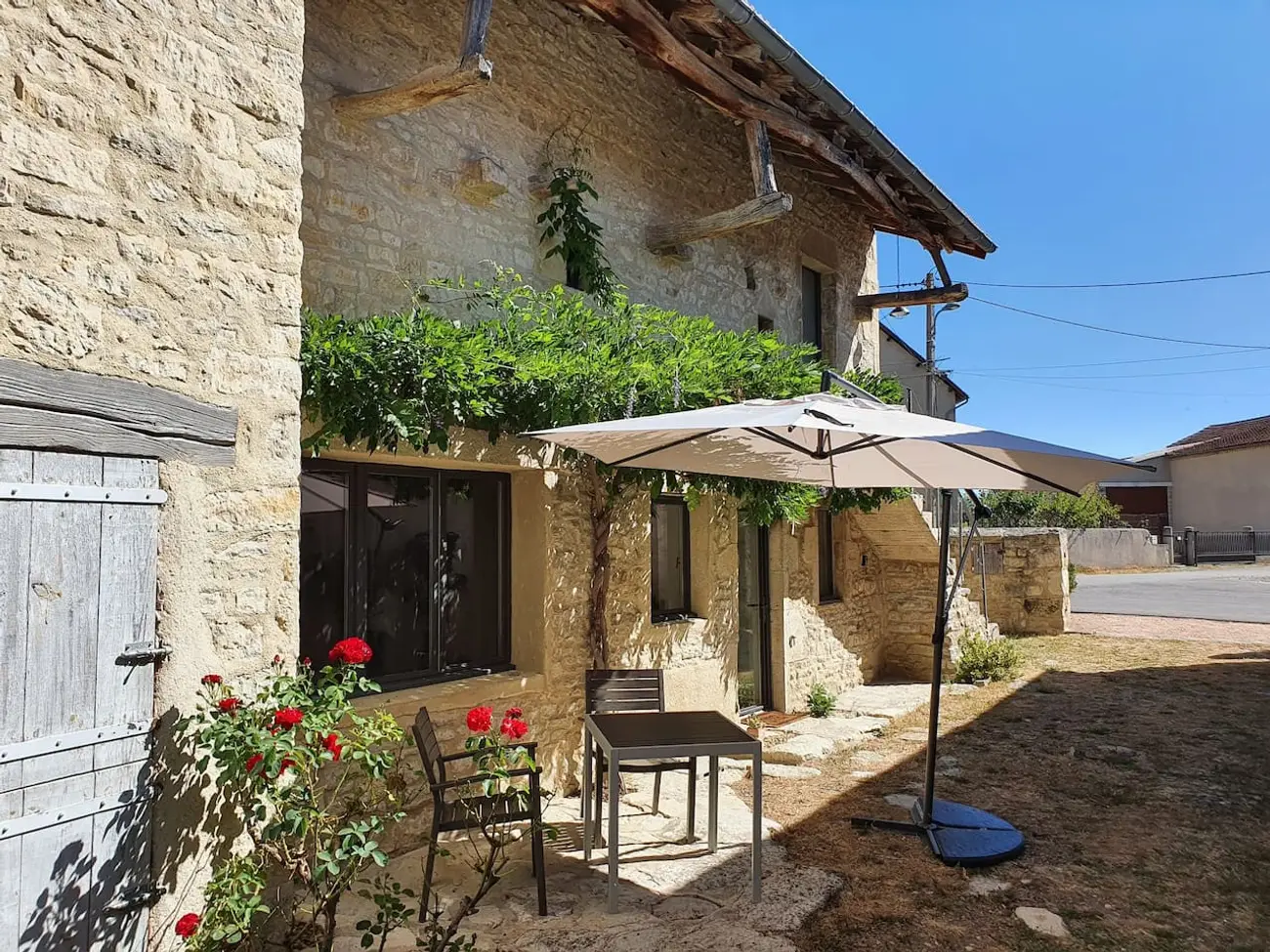 Gîte Les Glycines, house in Saint-Bonnet-de-Rochefort