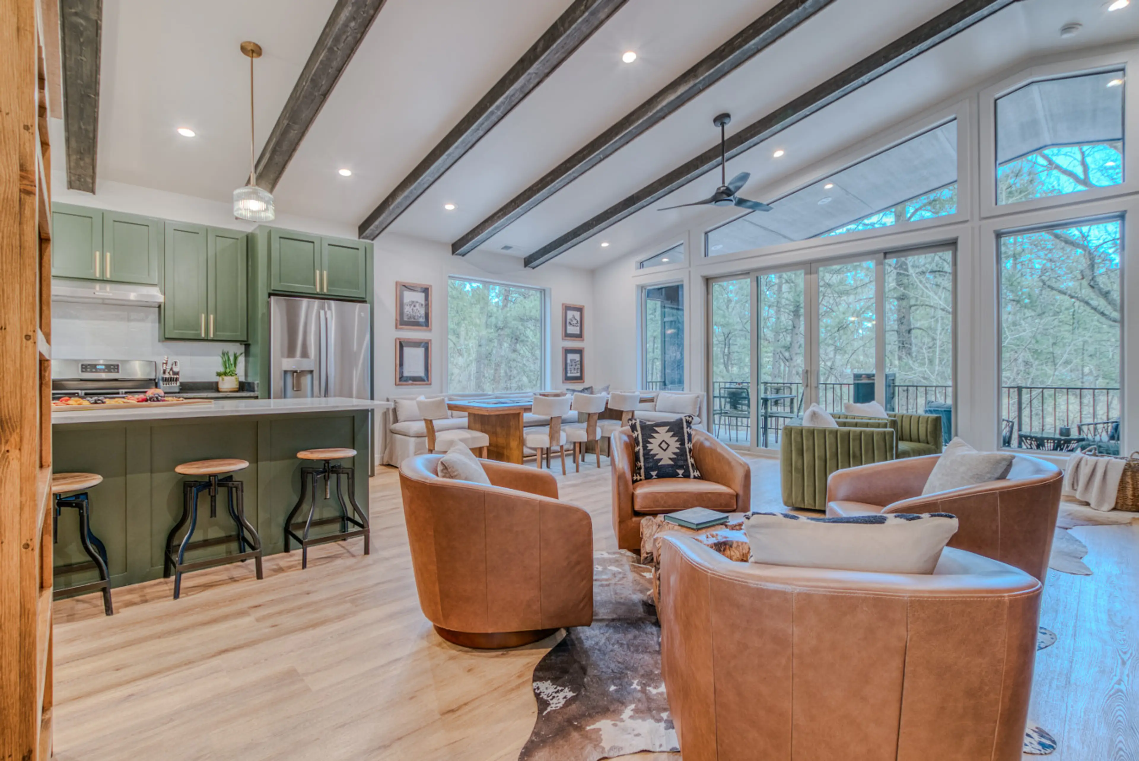 Large living space - Huge Fully Stocked Kitchen - Lots of Dining Seating!