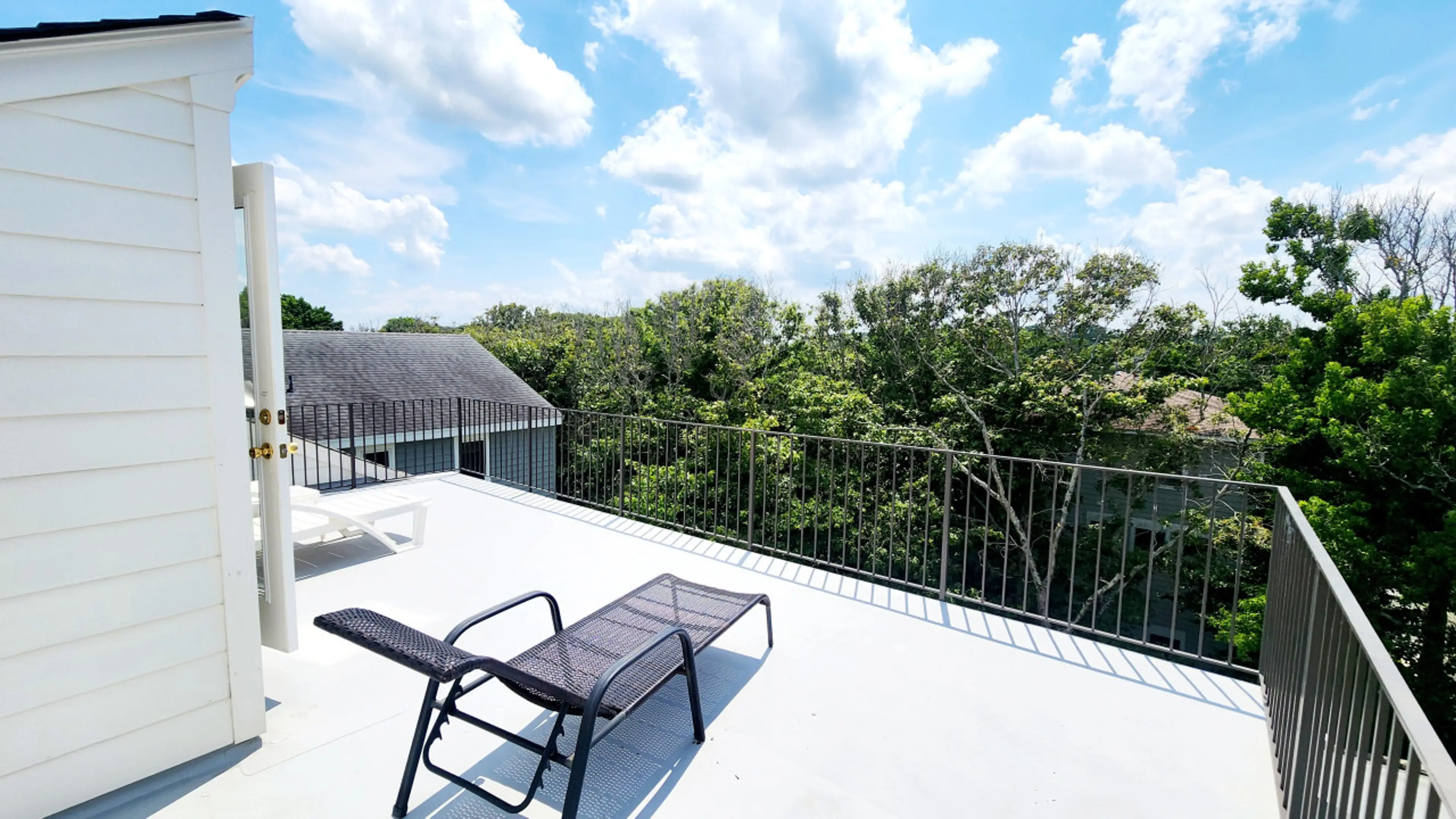 The fourth floor is nothing but a private tanning deck! Enjoy the quiet of the neighborhood while you relax up here.