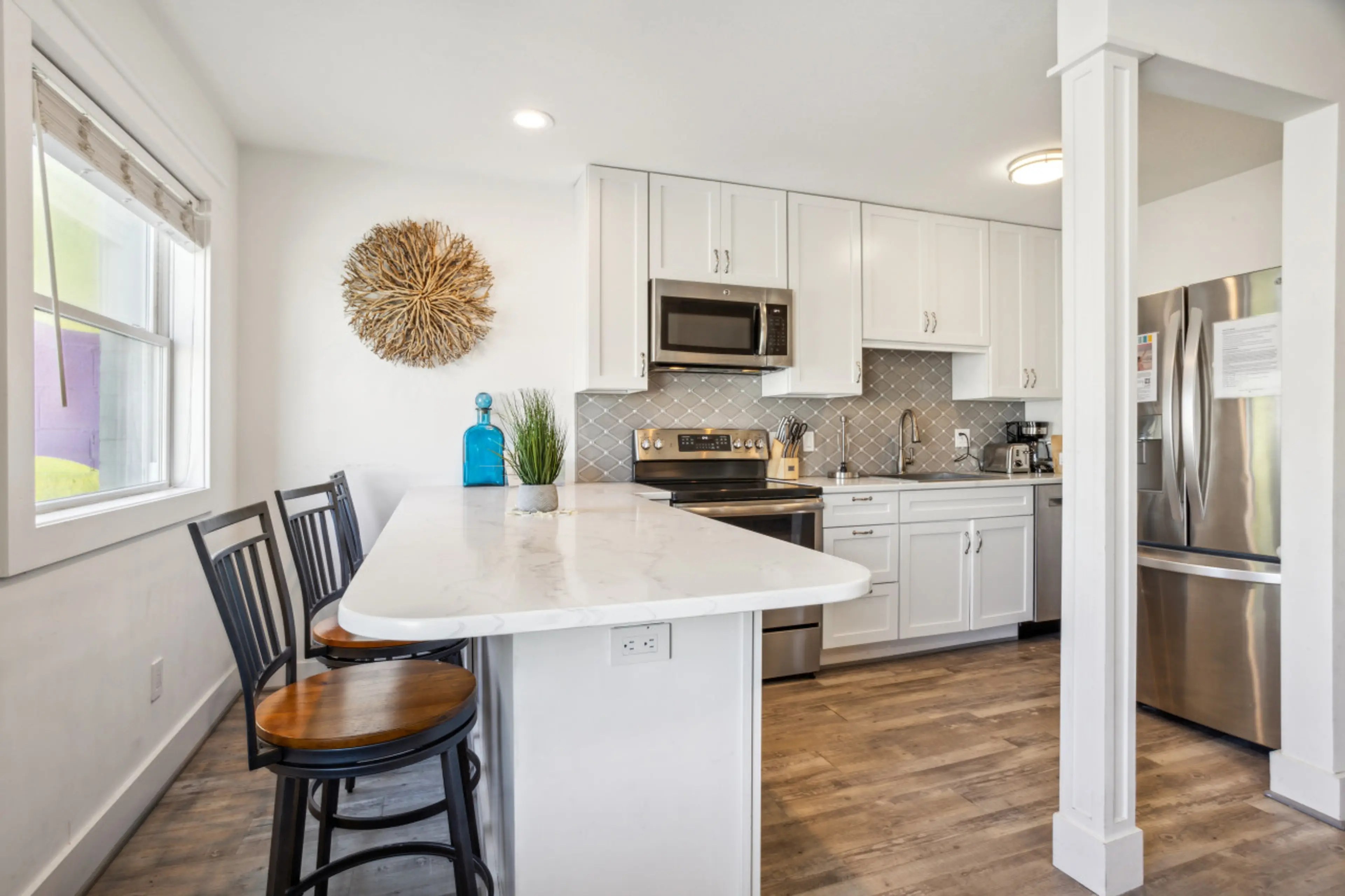 Enjoy casual dining of any size meal. Perfect for the 4 of you staying here.