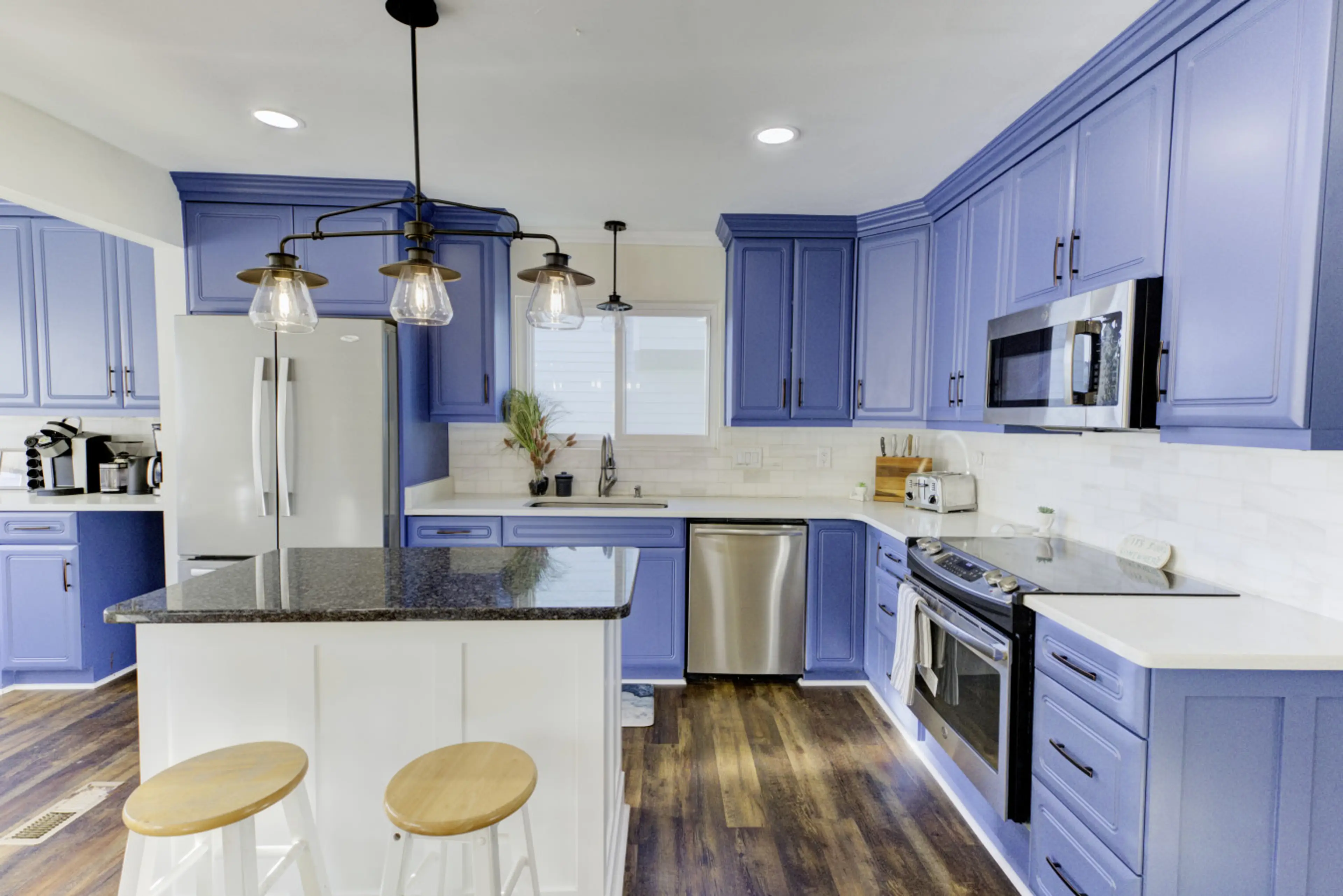 So much seating! Between bar stools, a breakfast nook, and a full sized dining table.