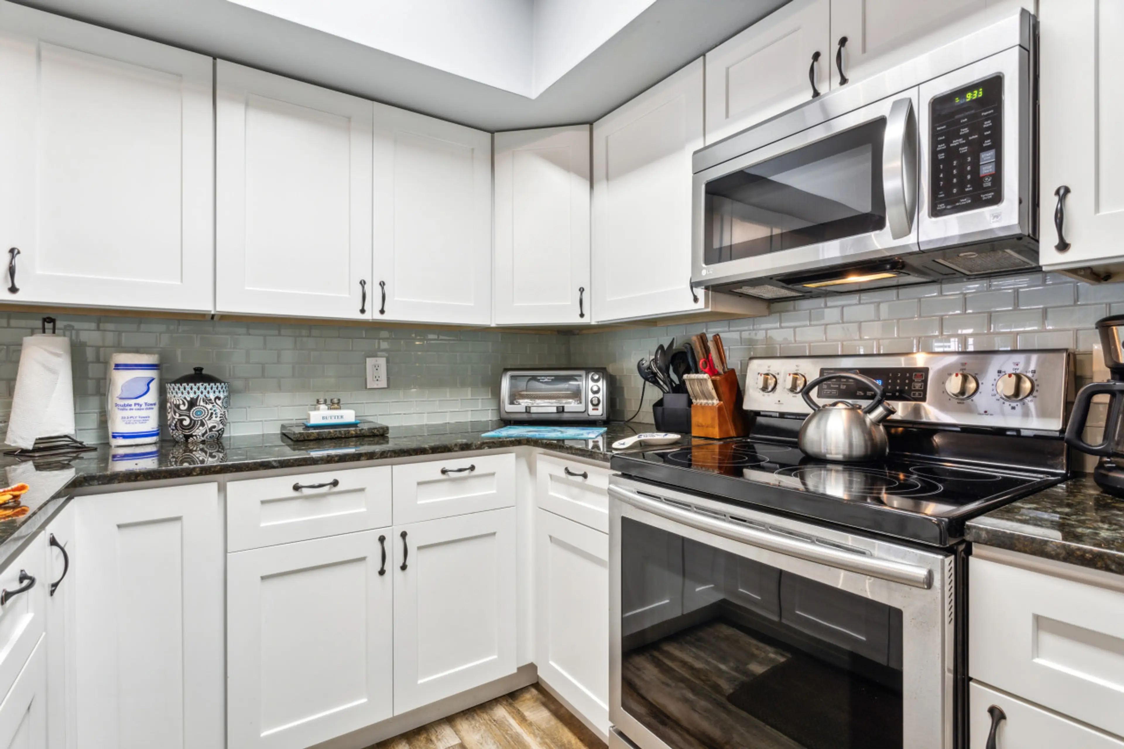 Enjoy this fully equipped kitchen - meal prep and clean up are a breeze in this space.