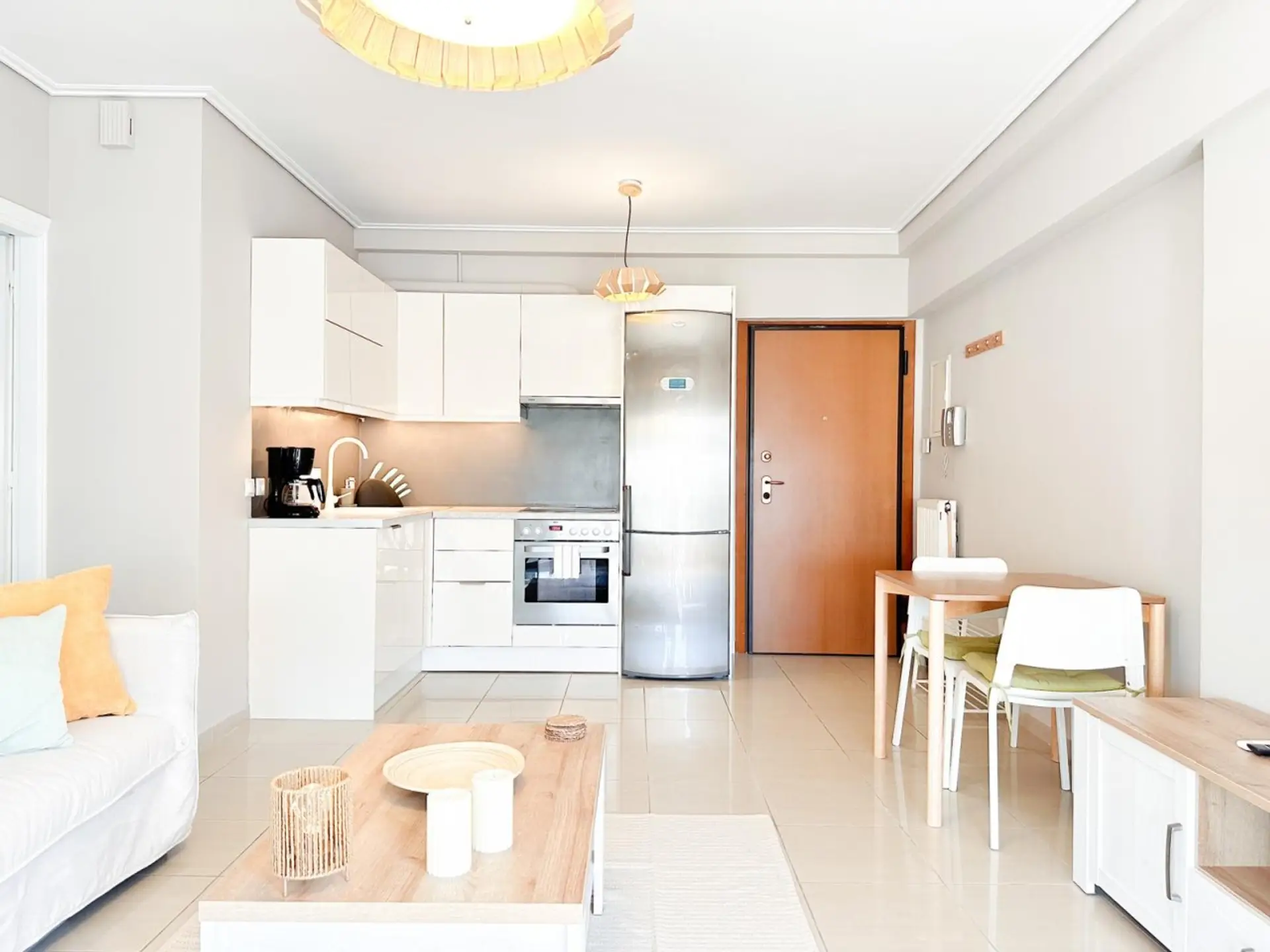 Fully equipped kitchen with full-size appliances
