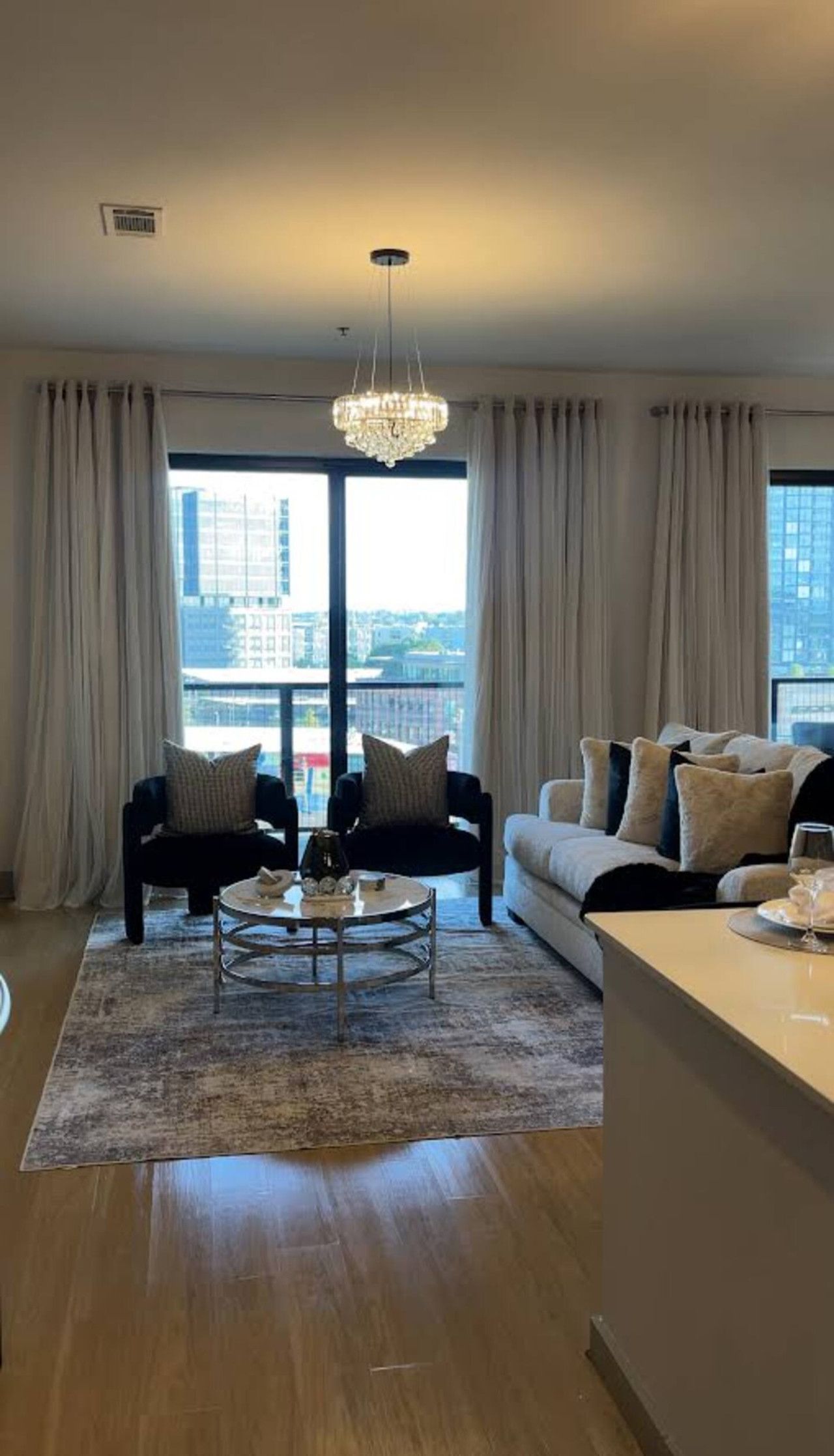 Midtown Atlanta Luxury Suite - Image 4