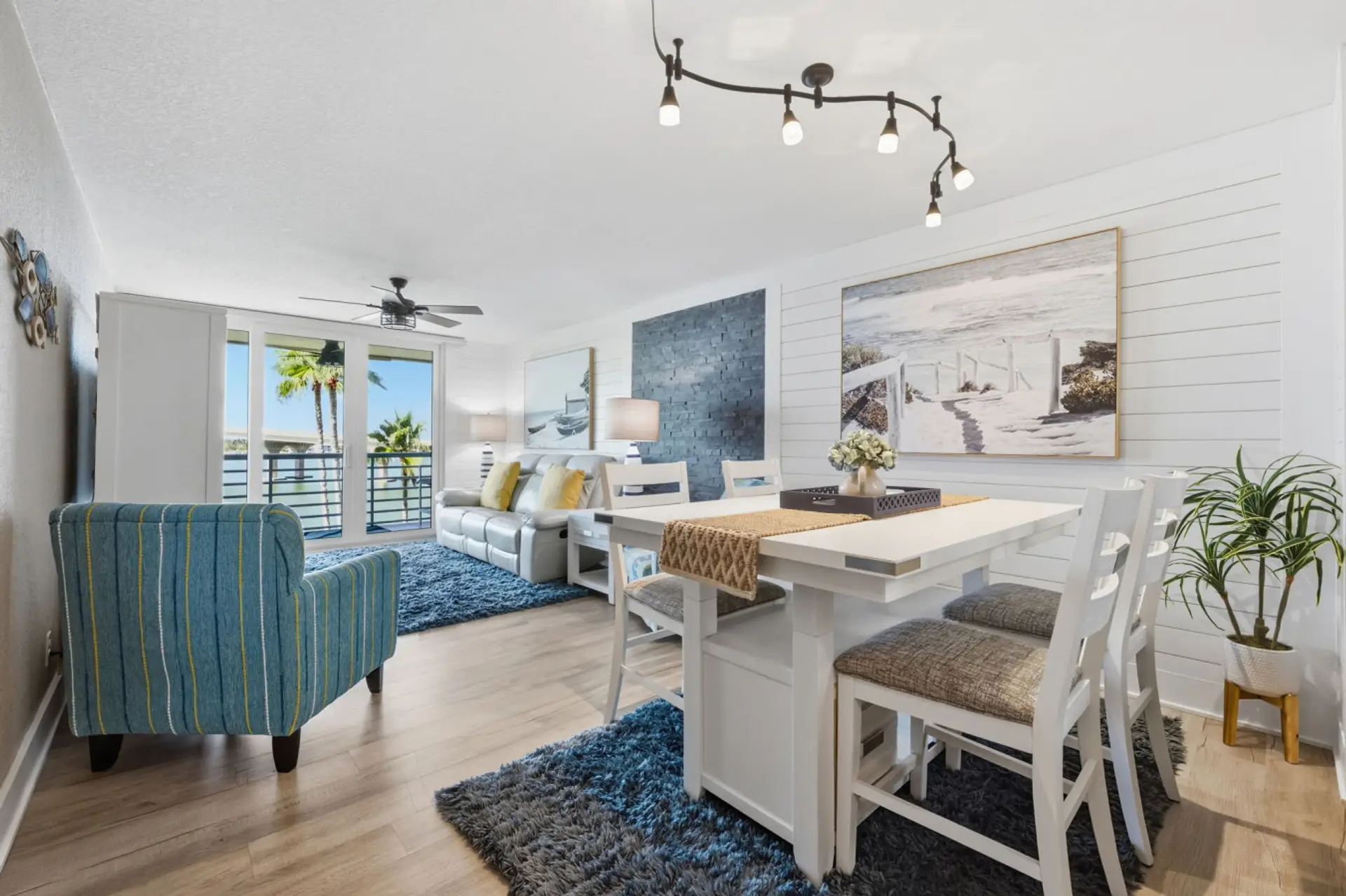 Dining Area with Seating for 4