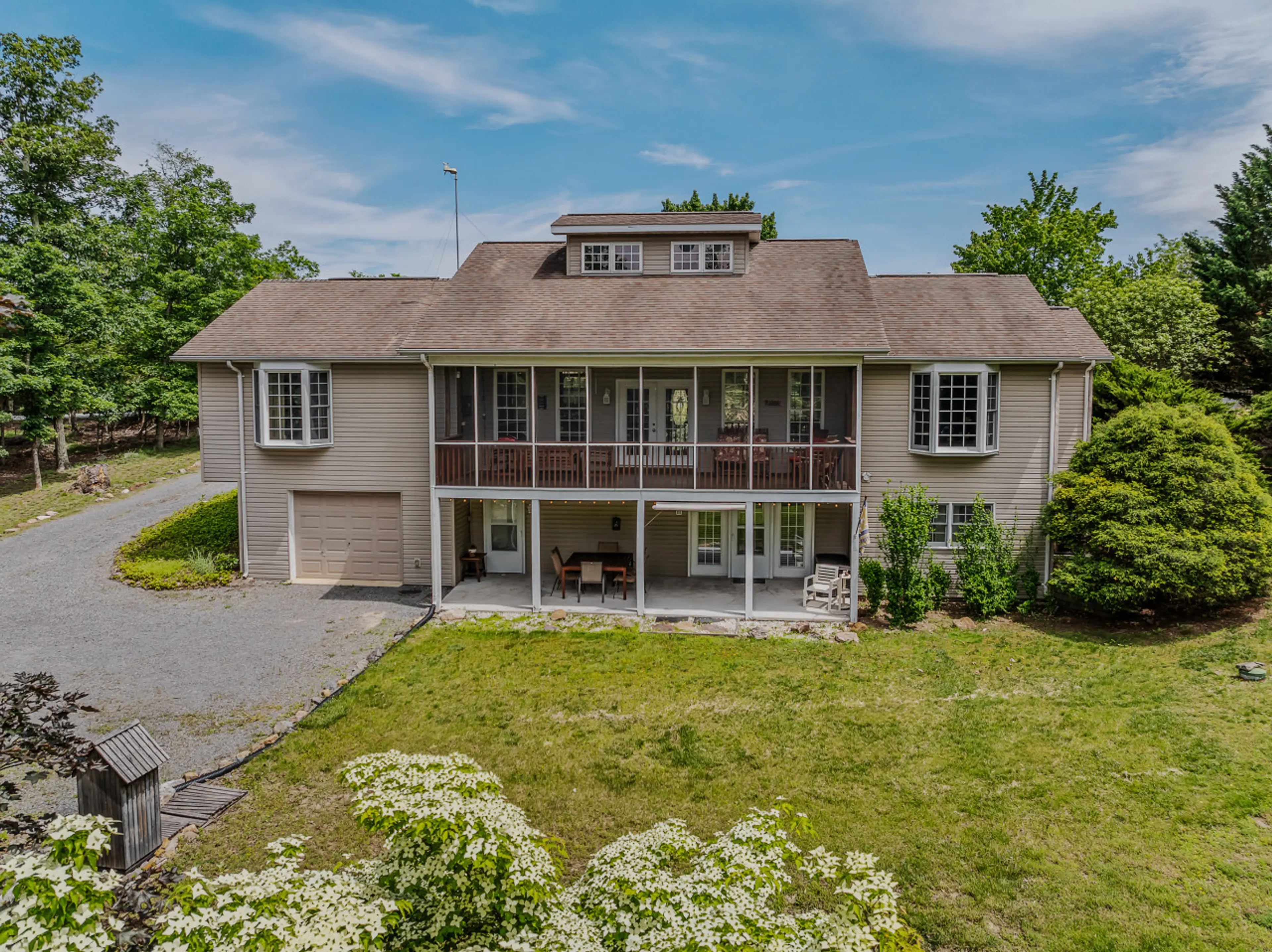 Double decks for ultimate relaxation! Screened area for pest free views. Plenty of room for the whole crew