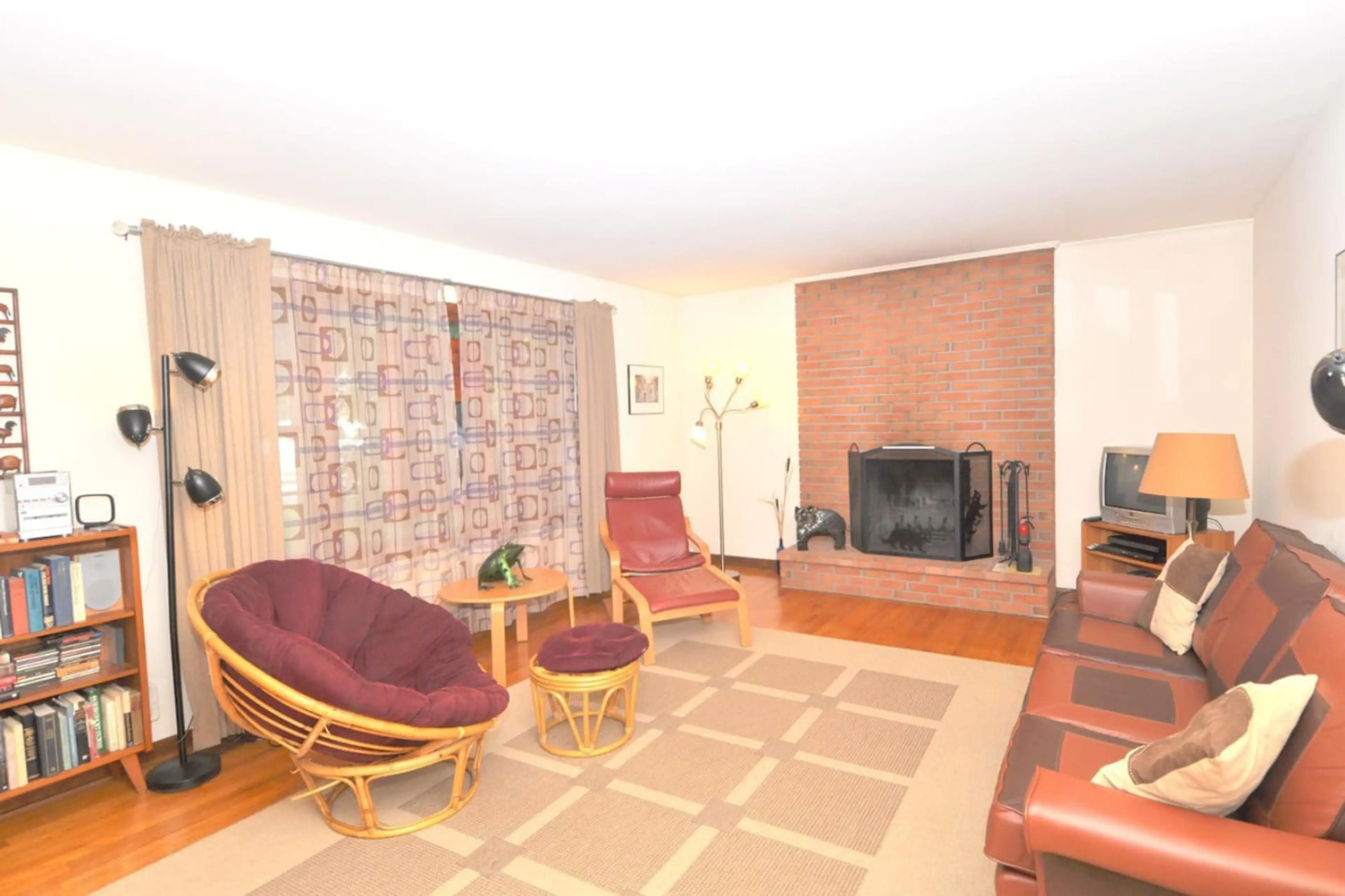 Spacious living room