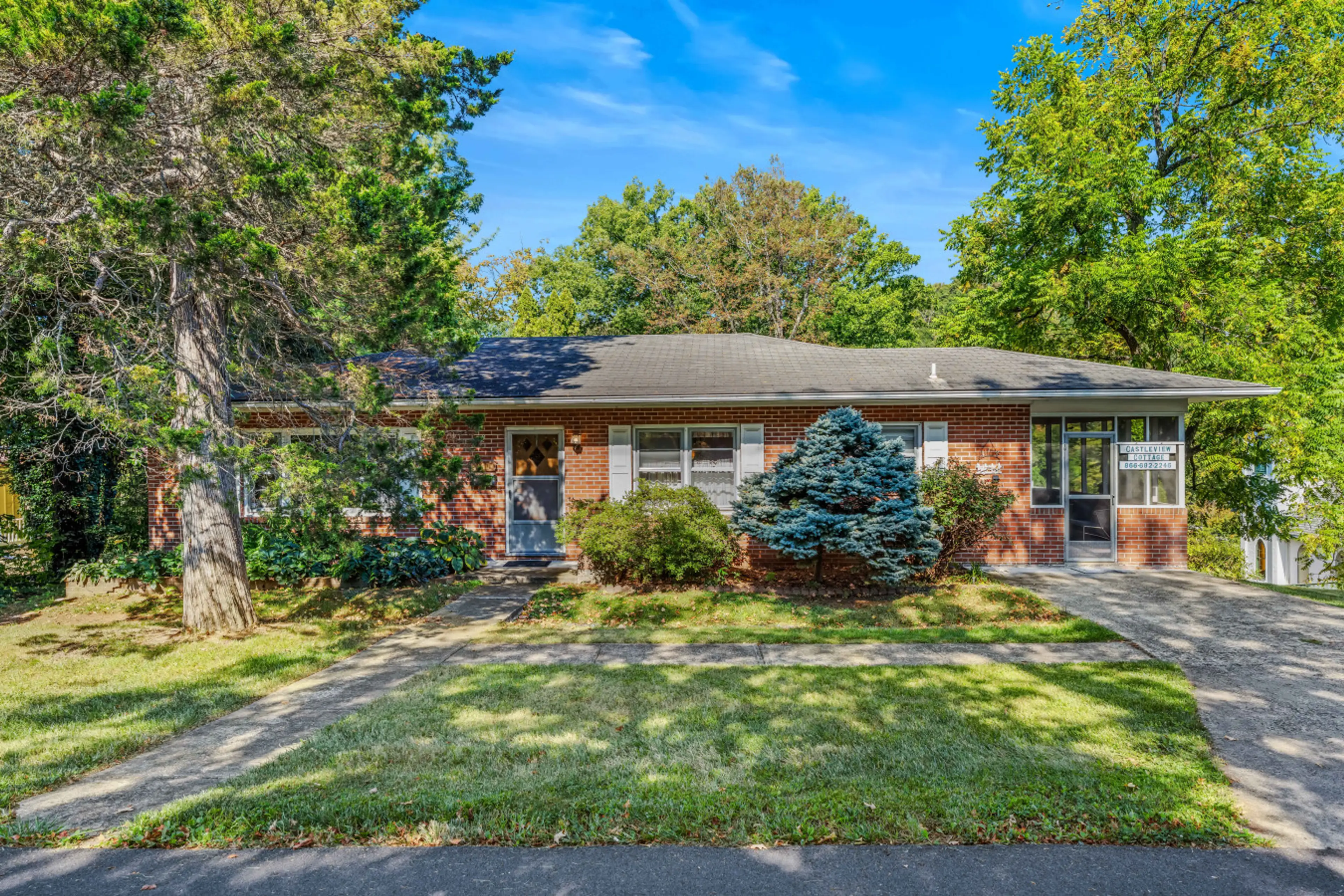 Welcome to Castle View - 3BR / 1 BA - pet friendly!