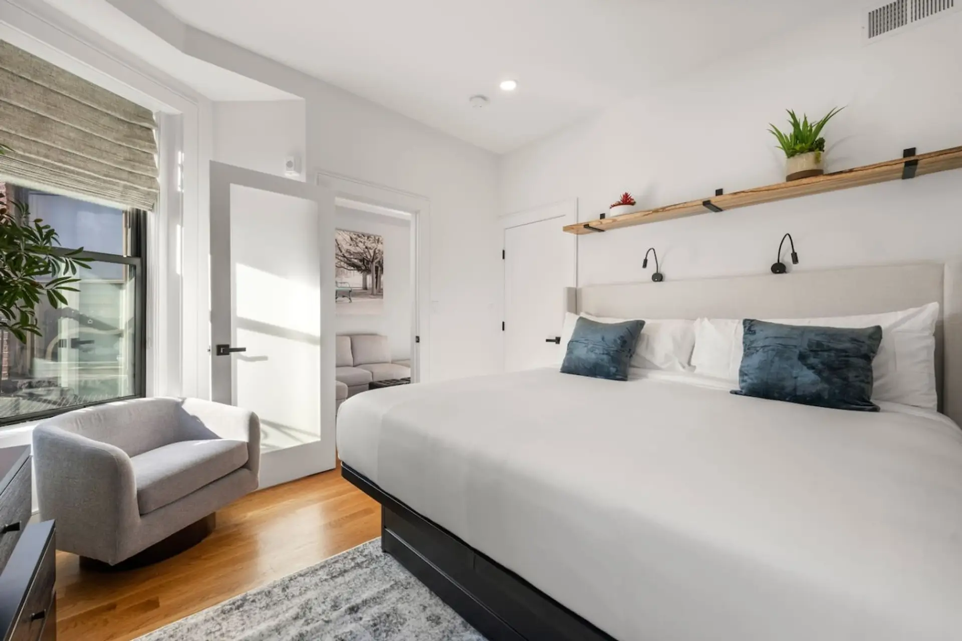 Bedroom – King Bed & Fantastic City View Seating