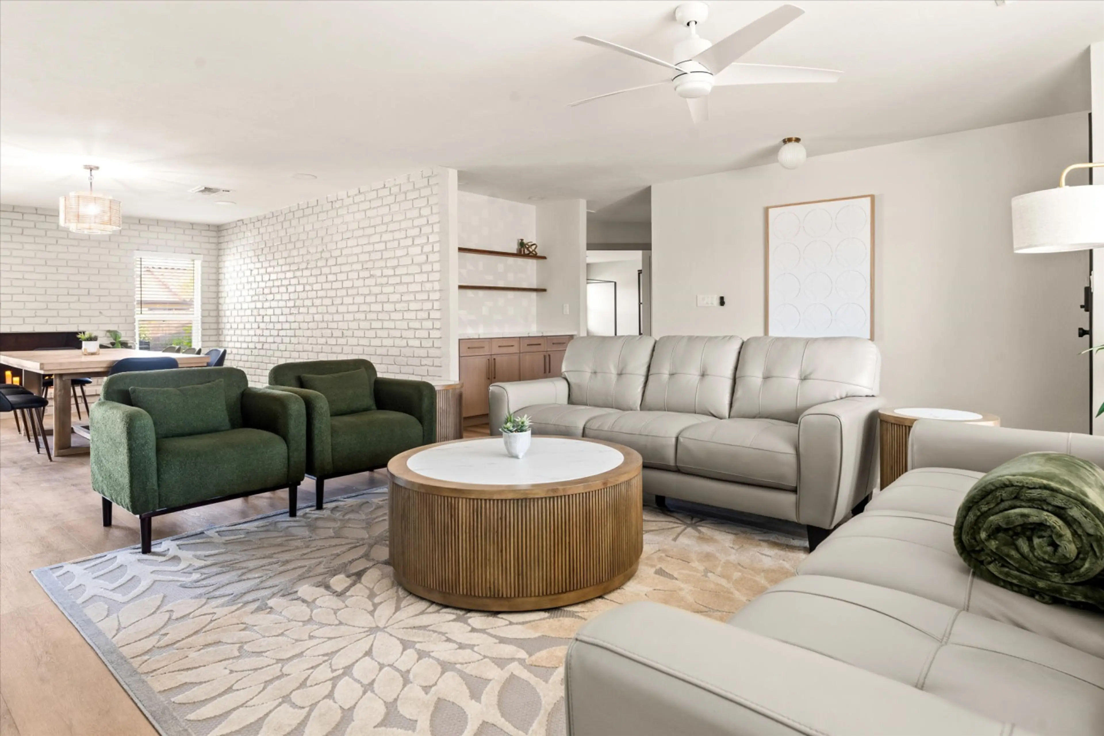 Living Room - Plenty of Seating