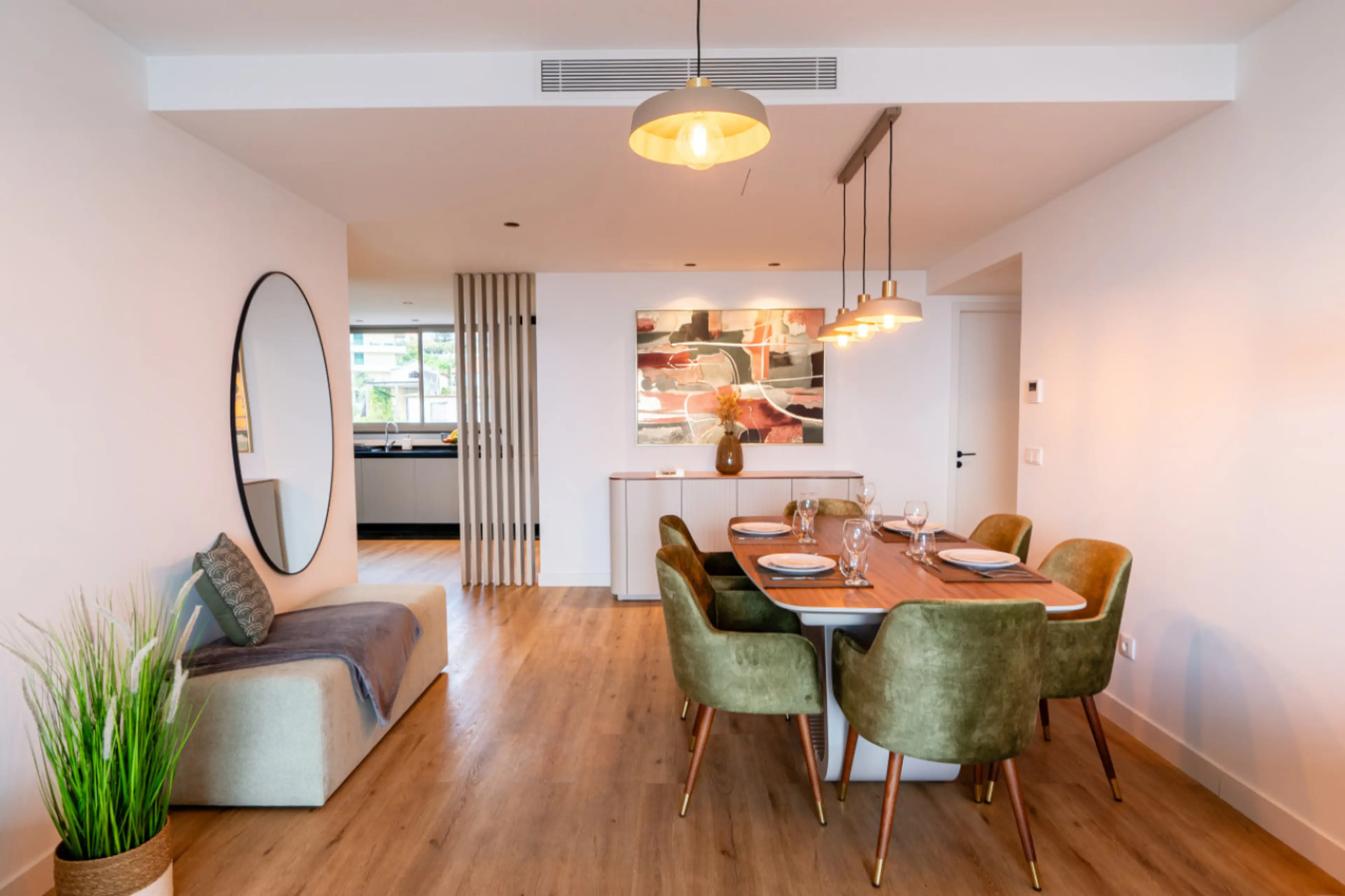 A sophisticated dining area opening to the kitchen, designed for relaxed gatherings and quiet evenings in Madeira.