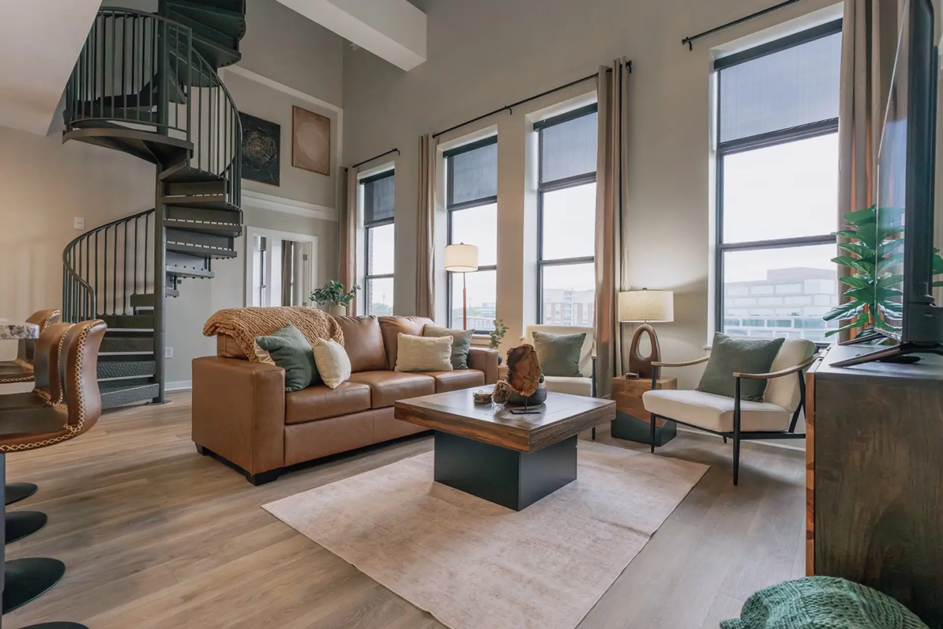 Top Floor Penthouse with view of City