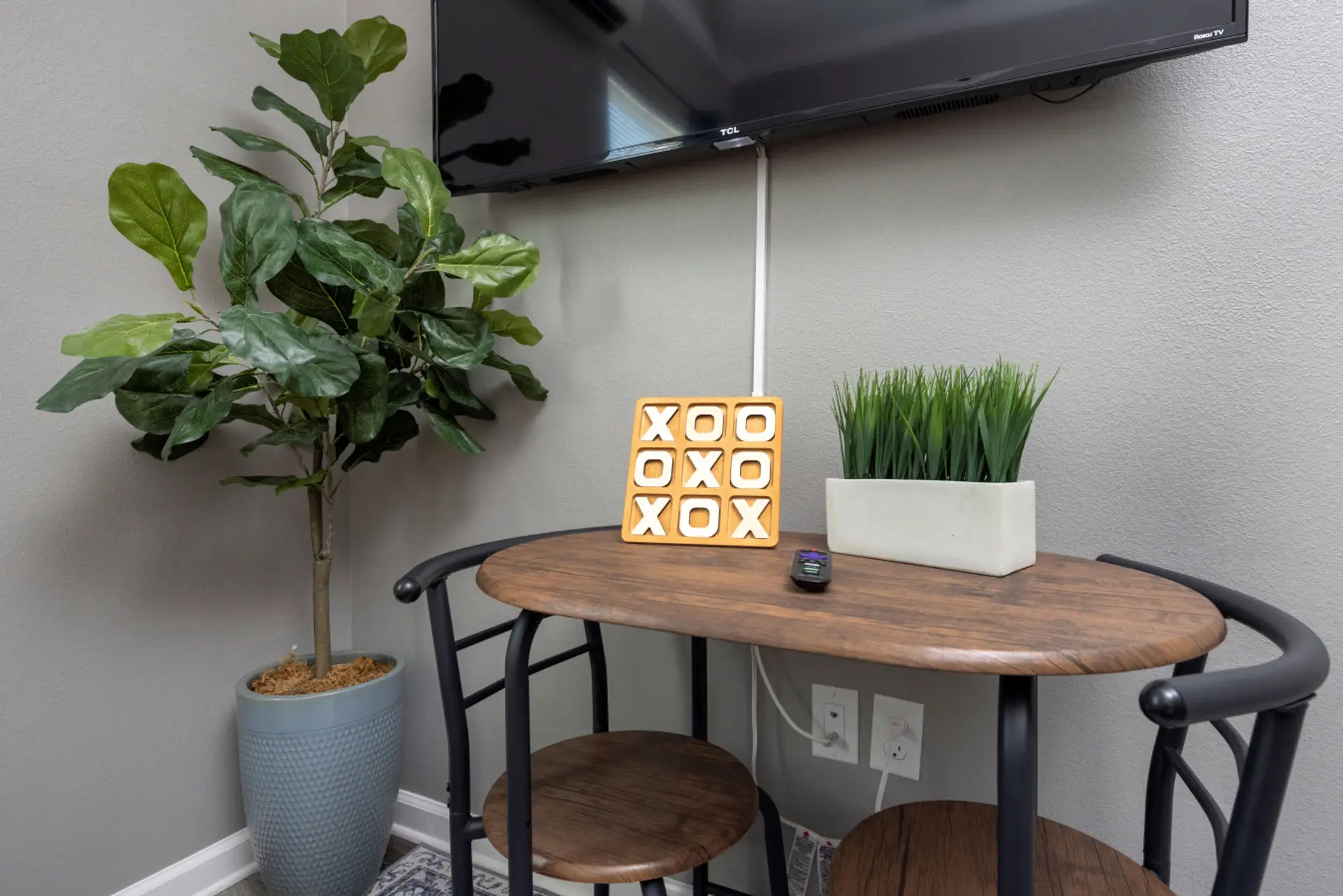 Dining Nook: Enjoy meals and games in this stylish 2-seater, complete with a Smart TV.
