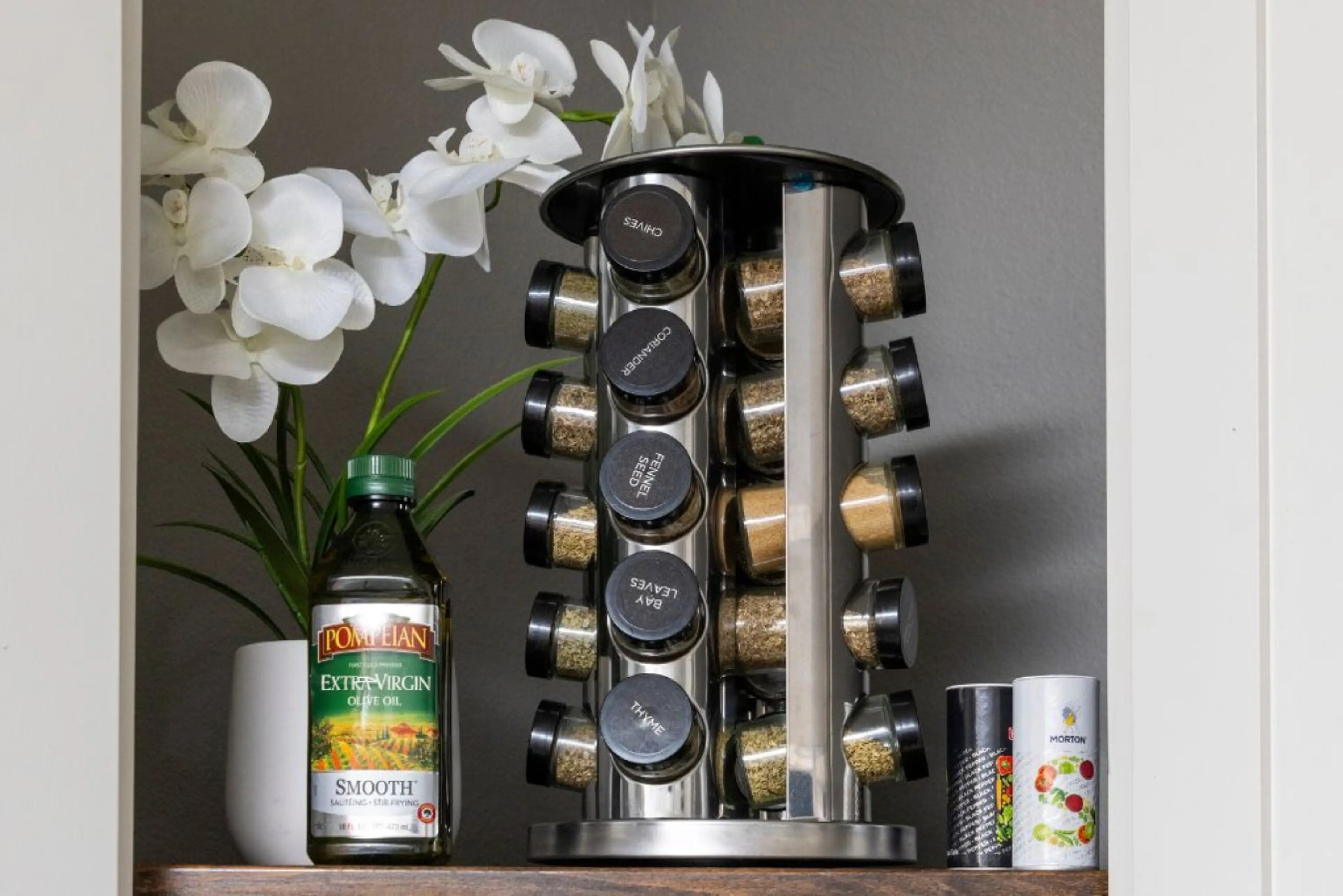When your spice rack is as stylish as it is functional! Olive oil and spices, an essential duo that looks as good as it tastes.