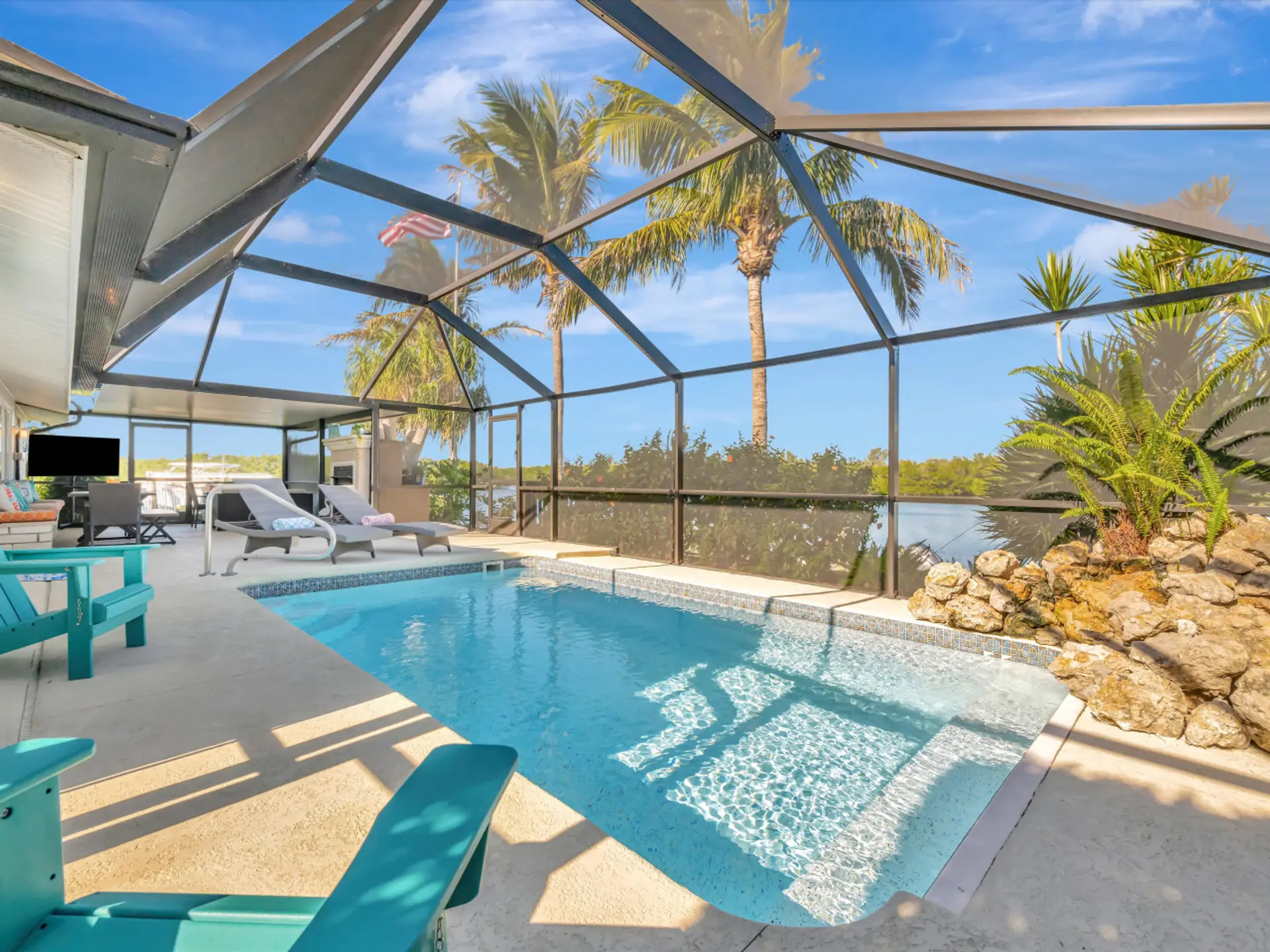 Screened Lanai with Ample Seating, HEATED Pool, SmartTV, and VIEW!