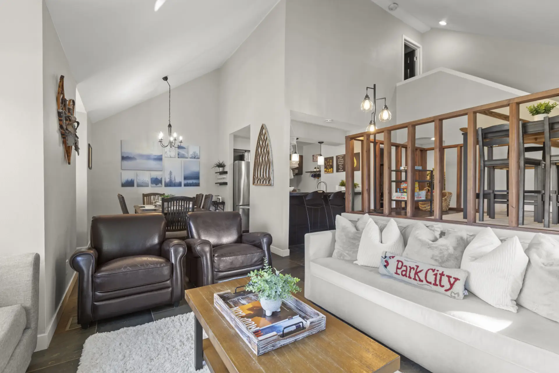 Comfortable and inviting living area with soft seating, perfect for relaxing after a day on the mountain