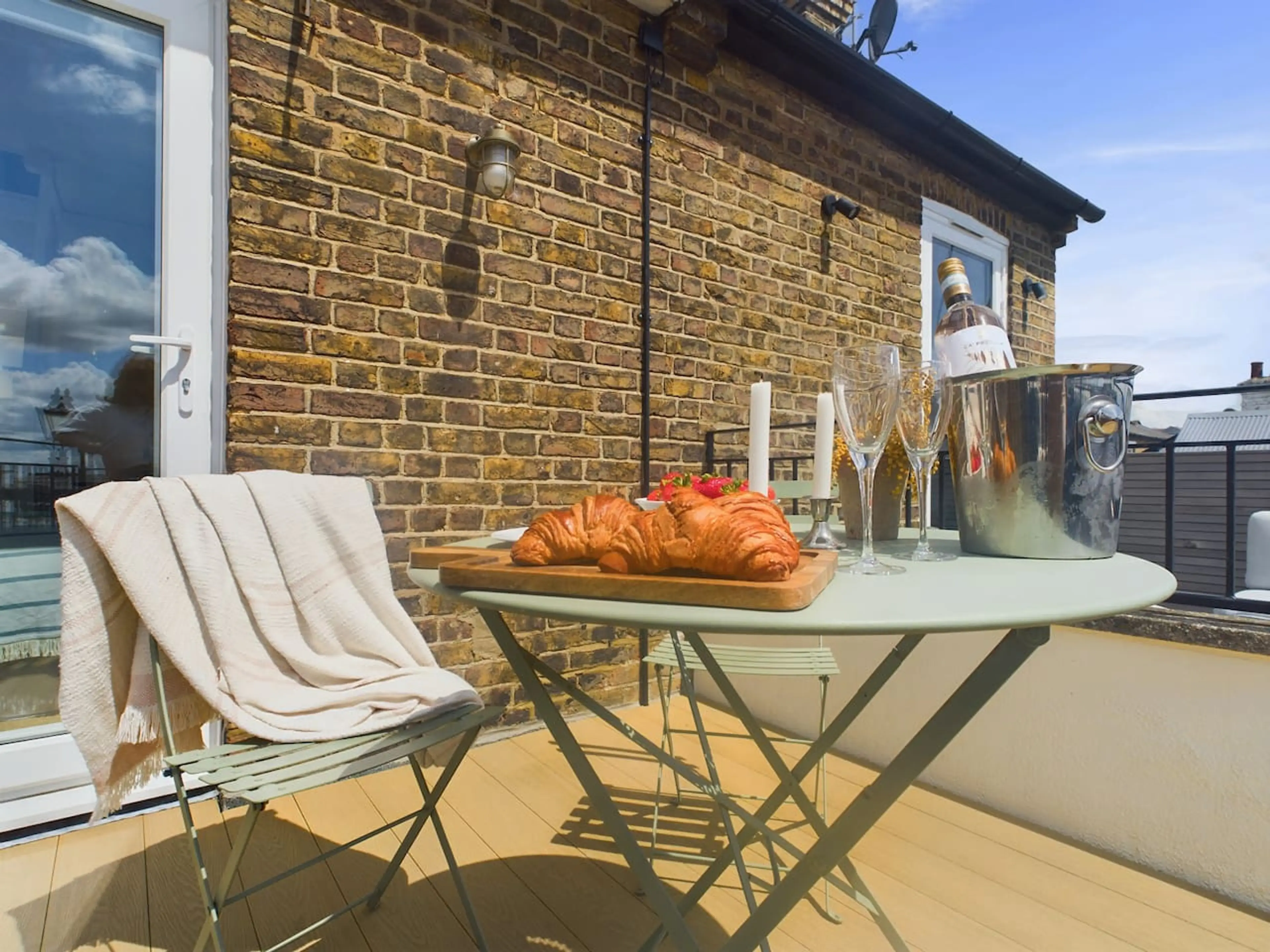 Balcony with dining area