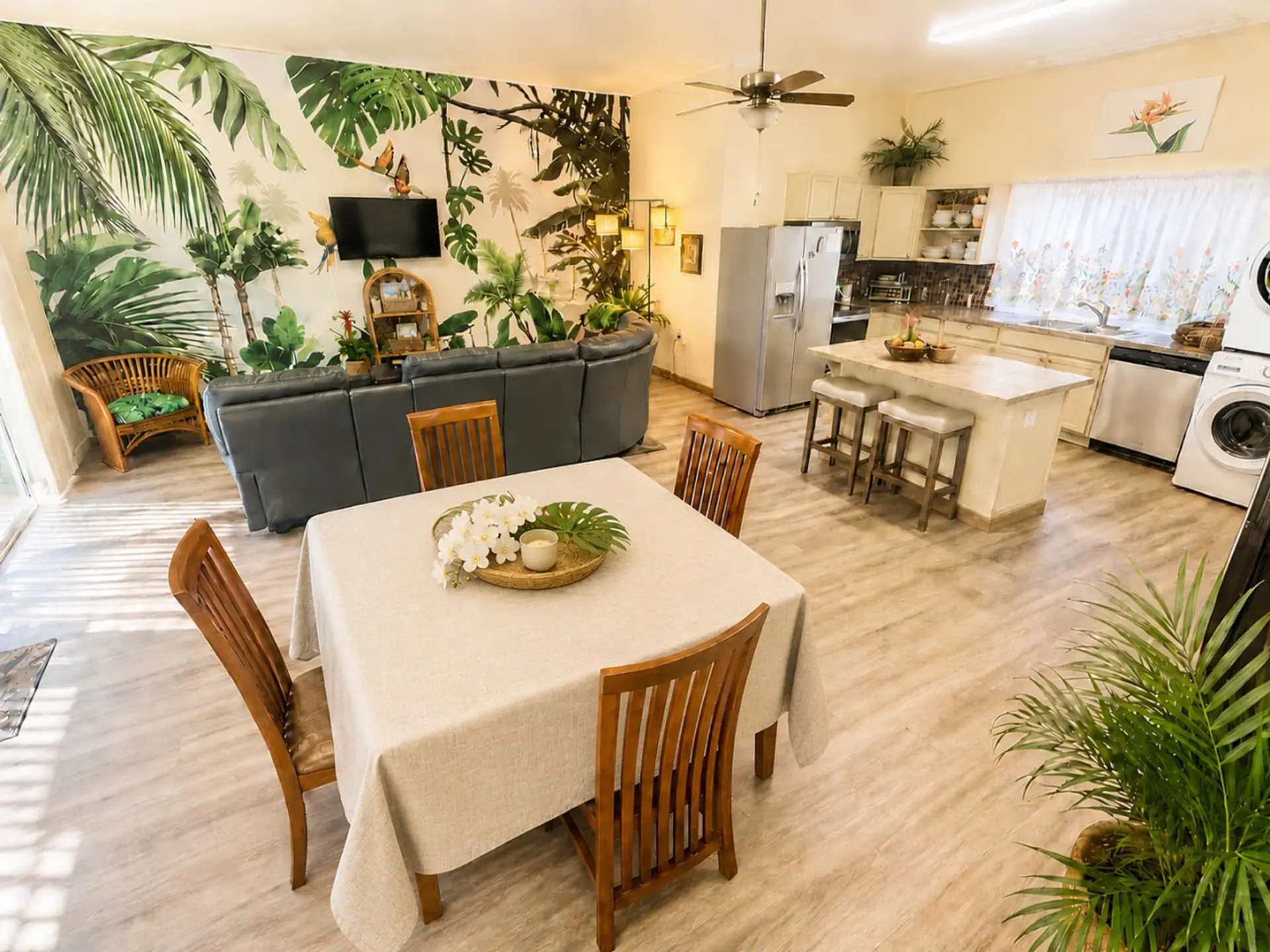 Room for everyone to gather, relax, and reconnect. 🌿 This spacious ground floor seamlessly connects the living room, dining area, and kitchen.