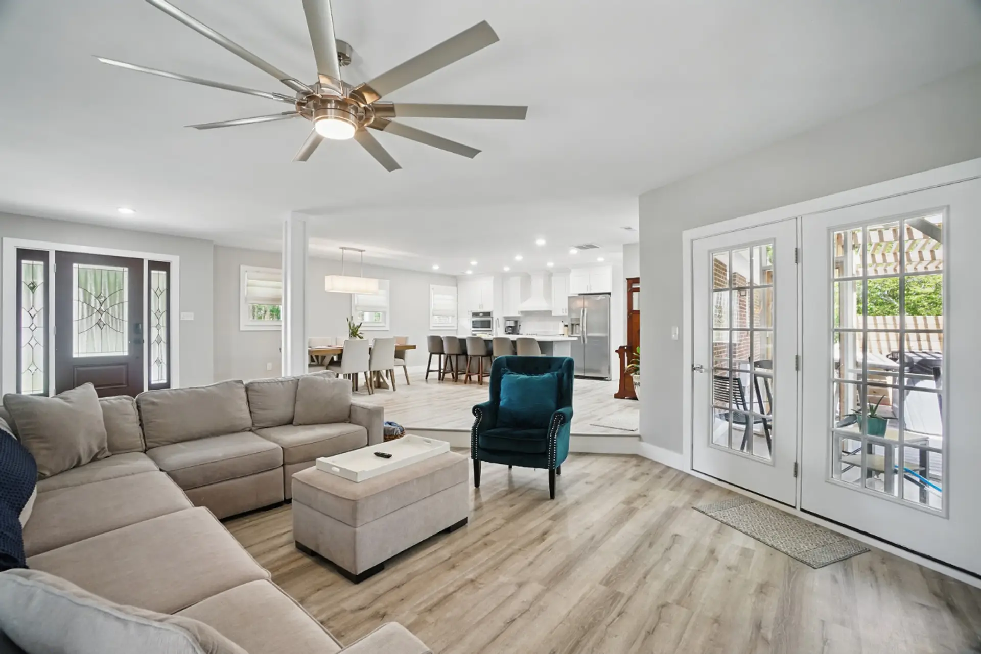 Large spacious livingroom
