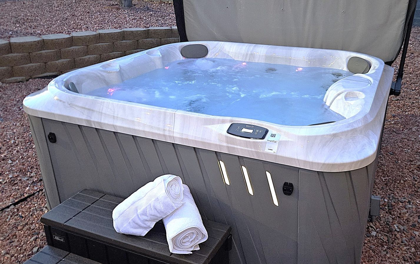 Hot Tub, Kayaks, Grill, Fire Pit, Pet Friendly, Ping Pong, W/D, Brkfst, Sleeps 12: vacation rental in Page