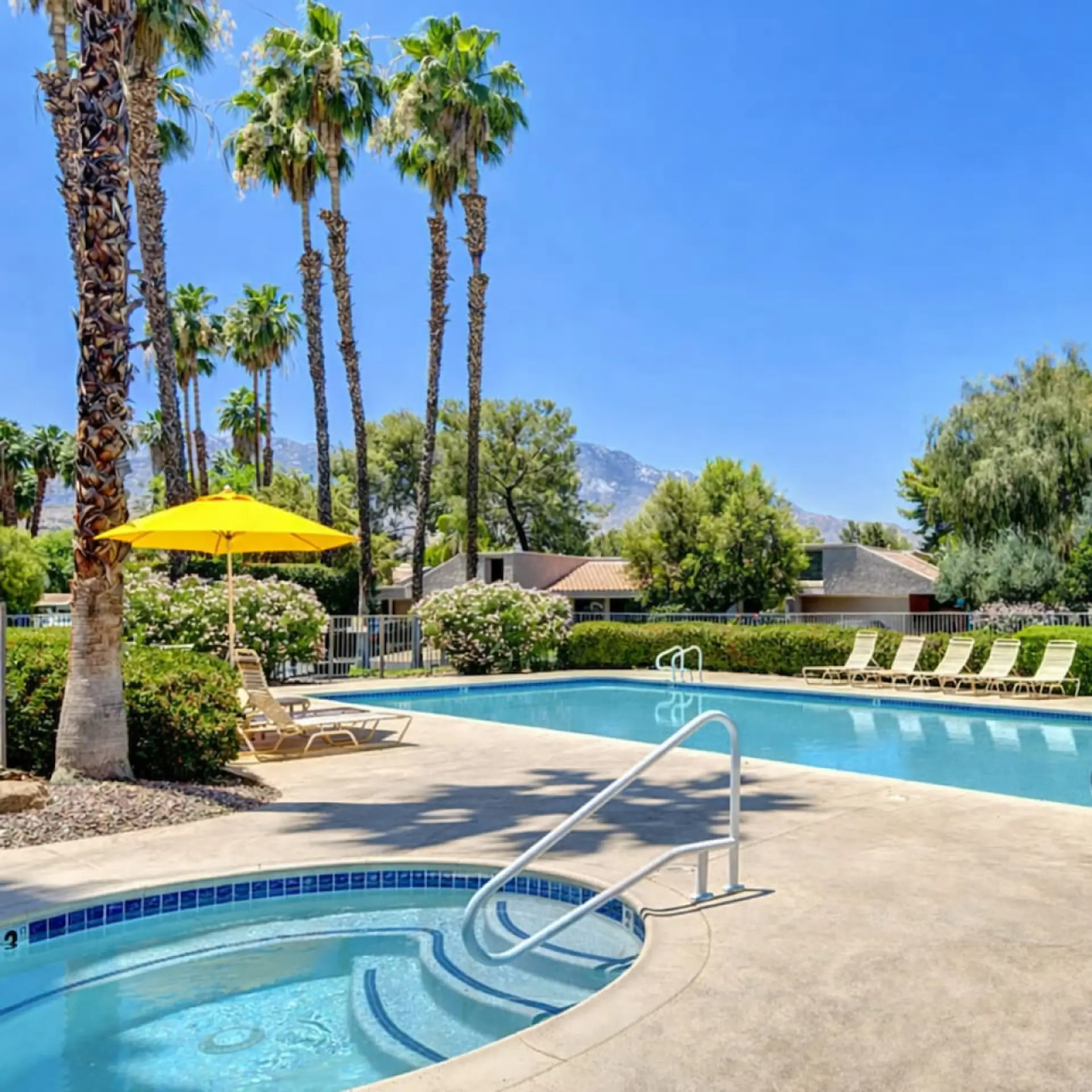 Community pool & hot tub
