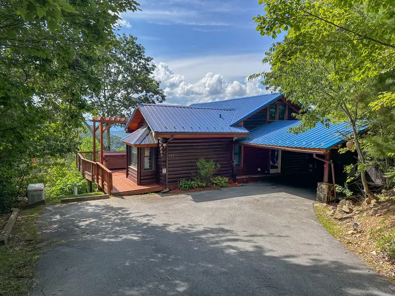 Cloud 9 log cabin exterior and paved 3-car driveway