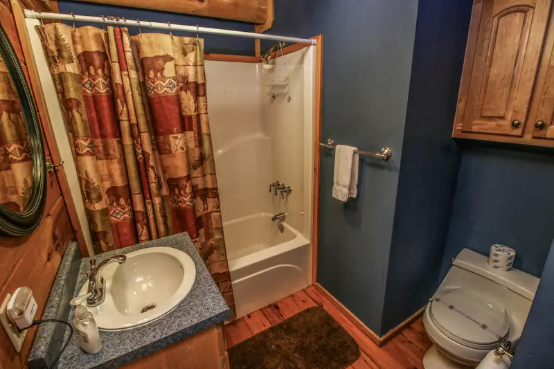 Primary ensuite bathroom with tub and shower combination