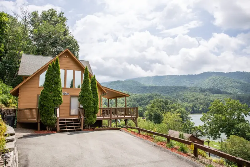 Eagles Peak cabin exterior with mountain and lake backdrop