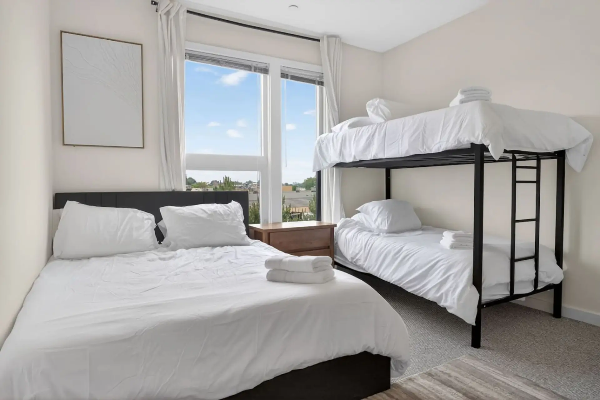 Flexible sleeping setup with a Queen bed and twin-over-twin bunk beds.