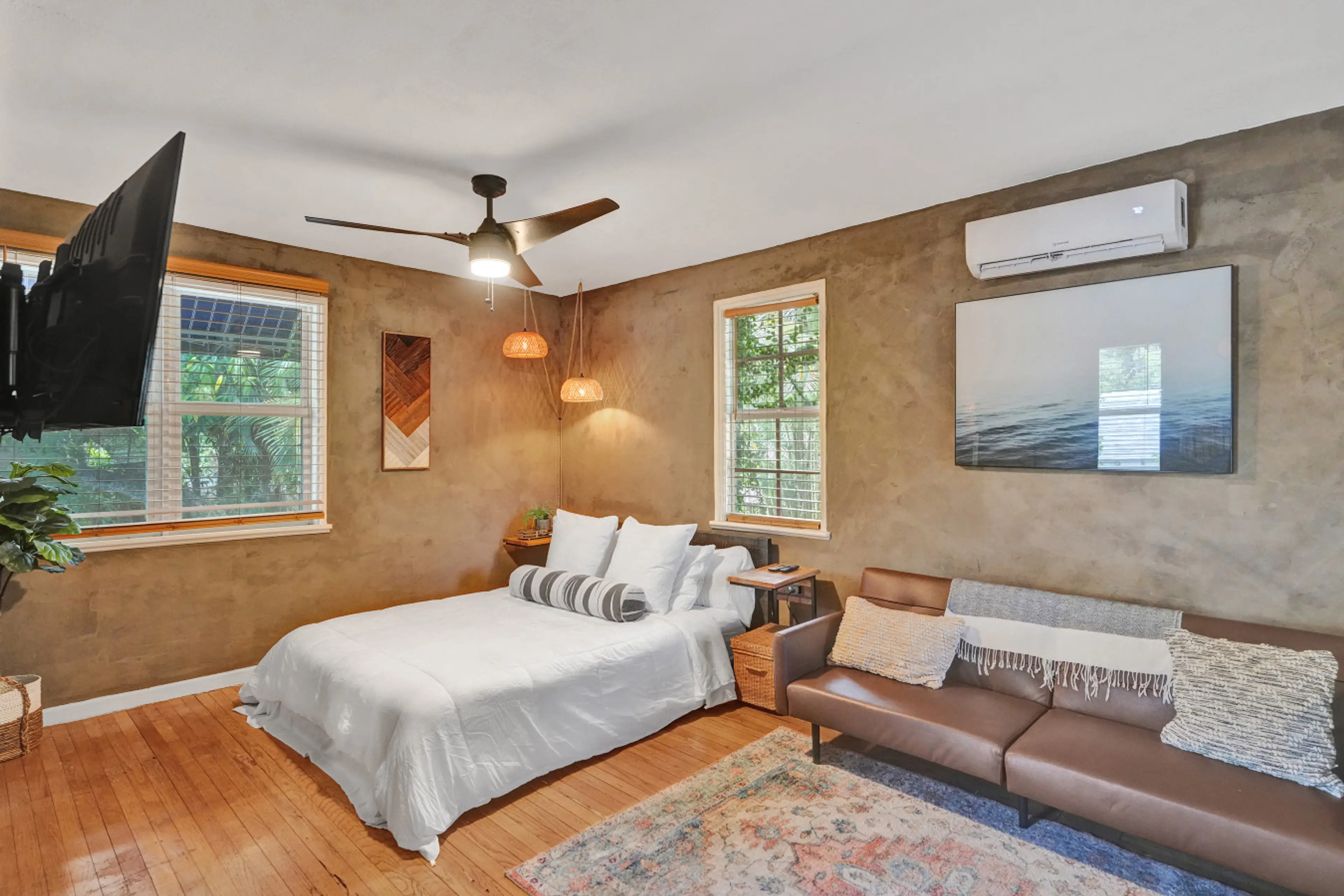 Comfortable queen sized bed with luxury linens