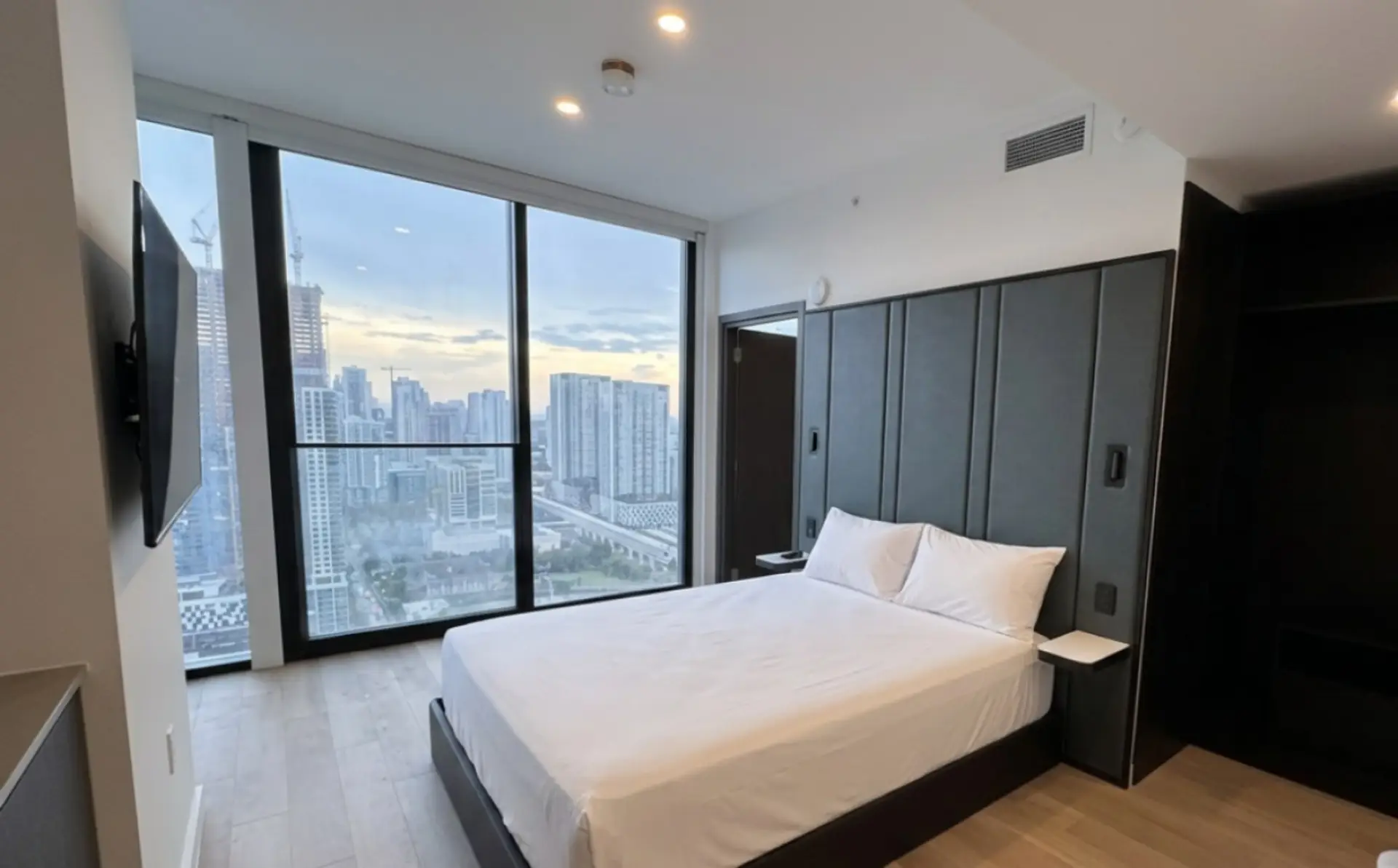 1 Living Area (2)