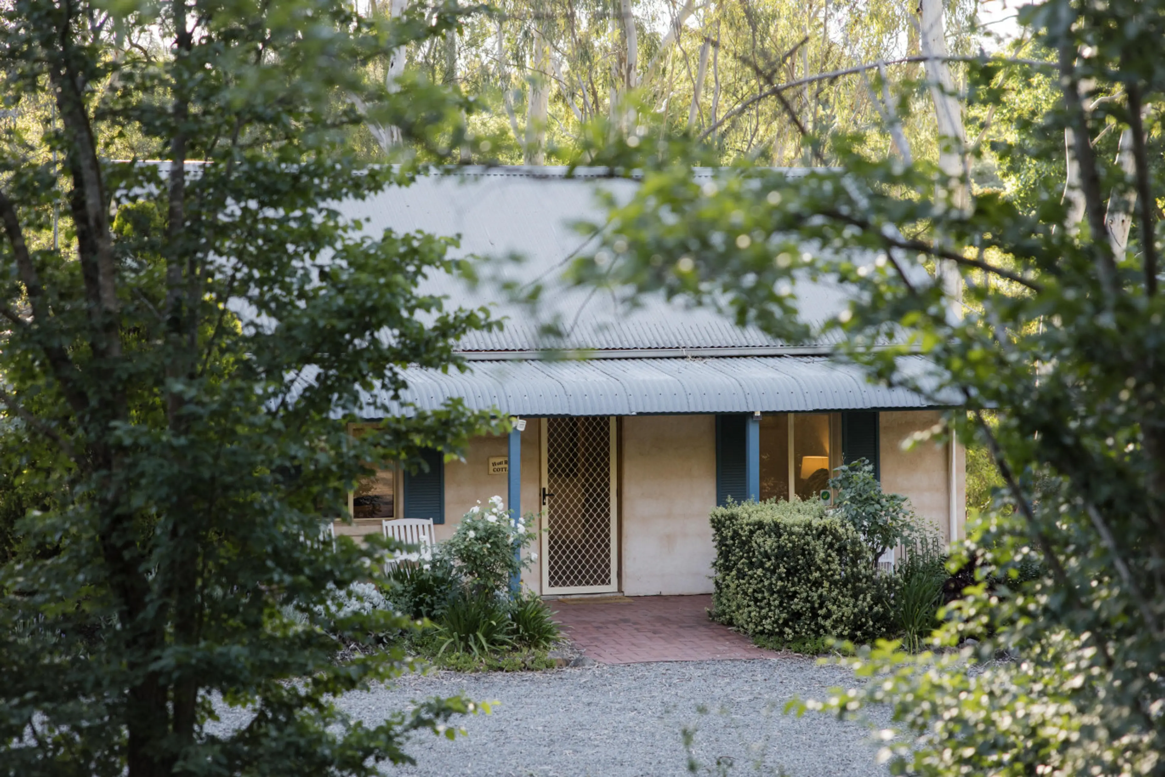 Welcome to secluded and serene Hutt River Cottage, situated directly on the Riesling Trail in the heart of the Clare Valley