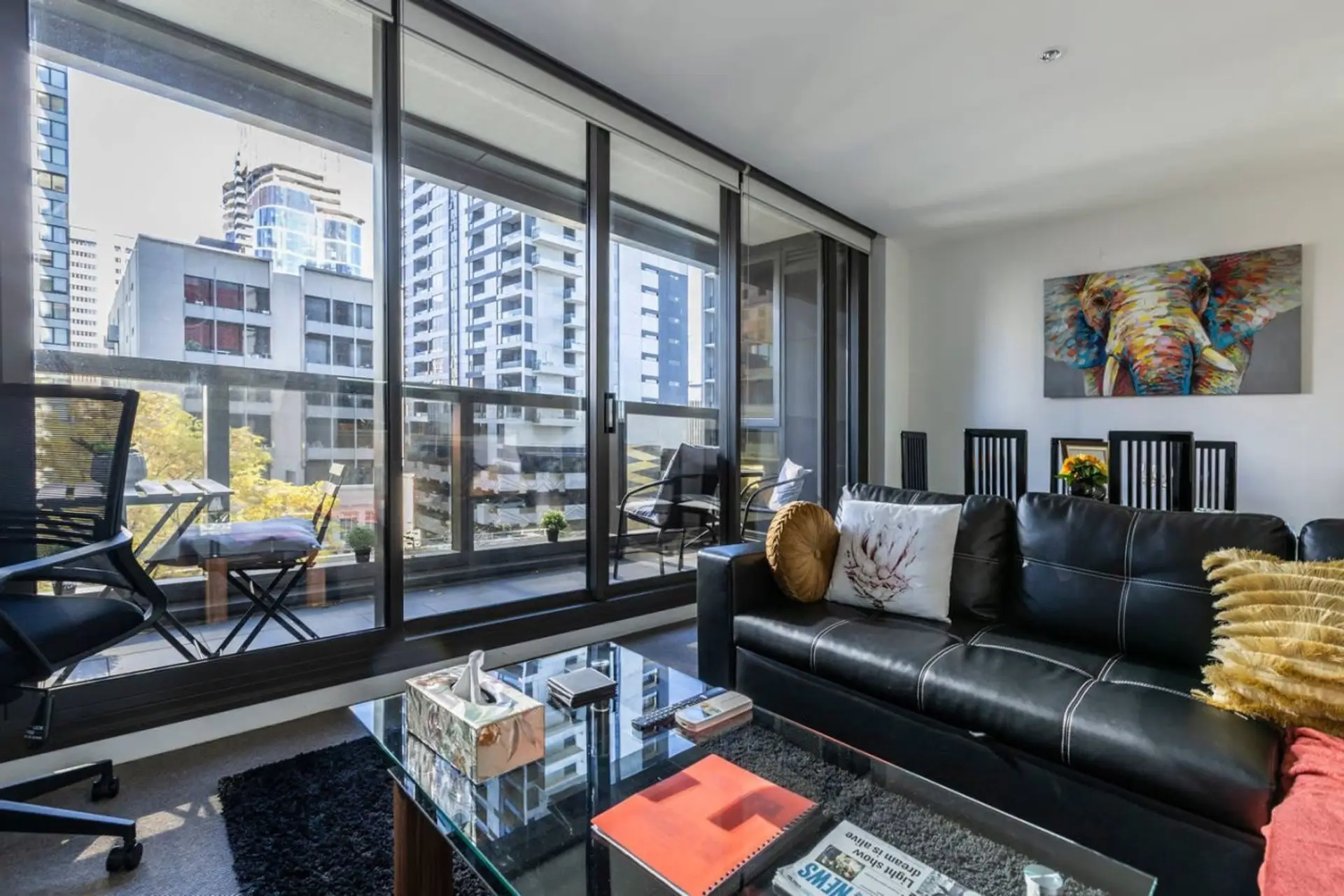 Modern spacious, open plan dining kitchen Living. Luxury accommodation in the heart of the city. Free Wi Fi, Free Netflix, Free Parking, Free Wine, 2 Swimming Pools, 2 Gyms,  Sauna, BBQ area's, Garden Lounge. Southern Cross Station & Marvel Stadium.