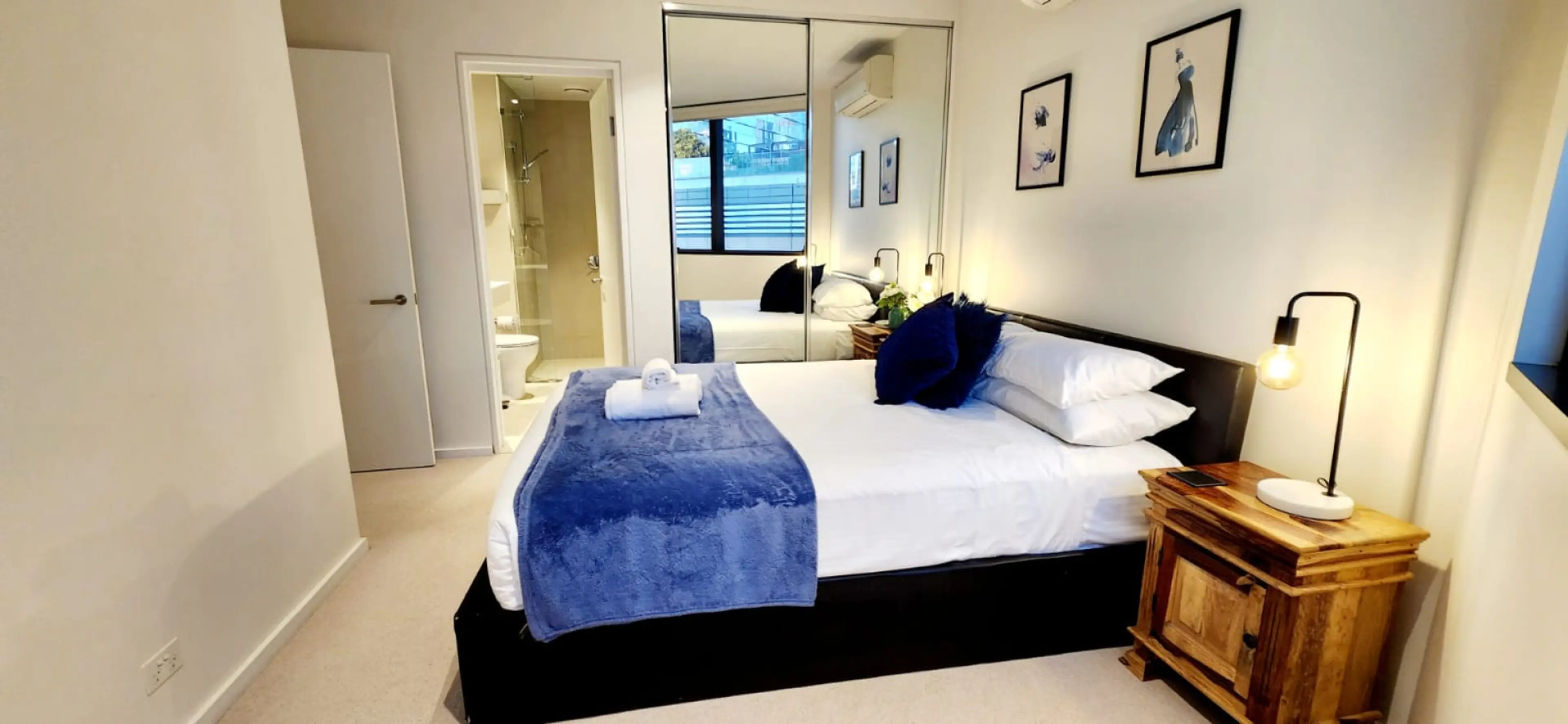 Main bedroom with a Queen size bed with soft plush mattress - Double Mirror wardrobe - Ensuite- Split system heating & Cooling.