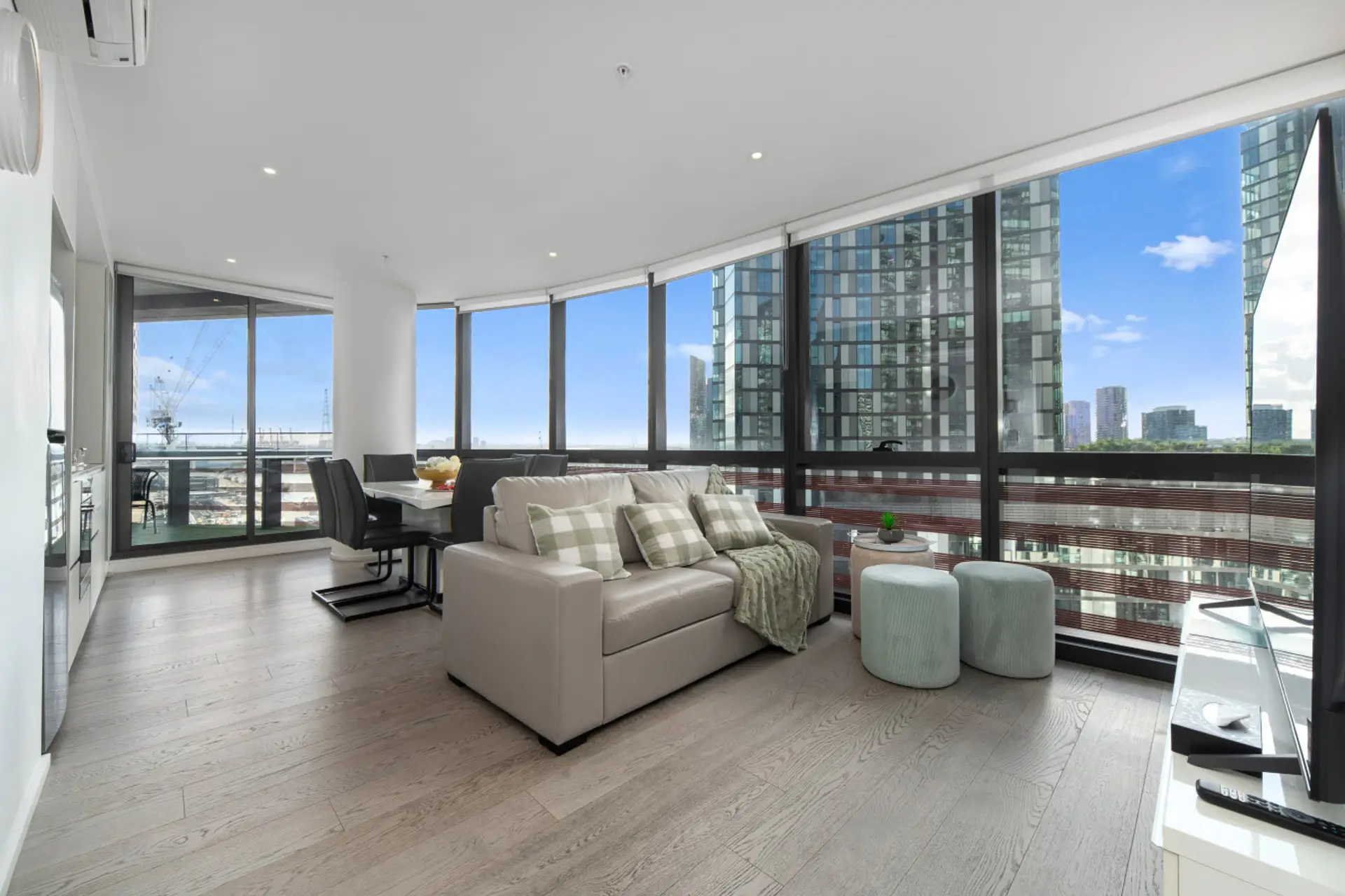 Open plan living, 75" Smart TV