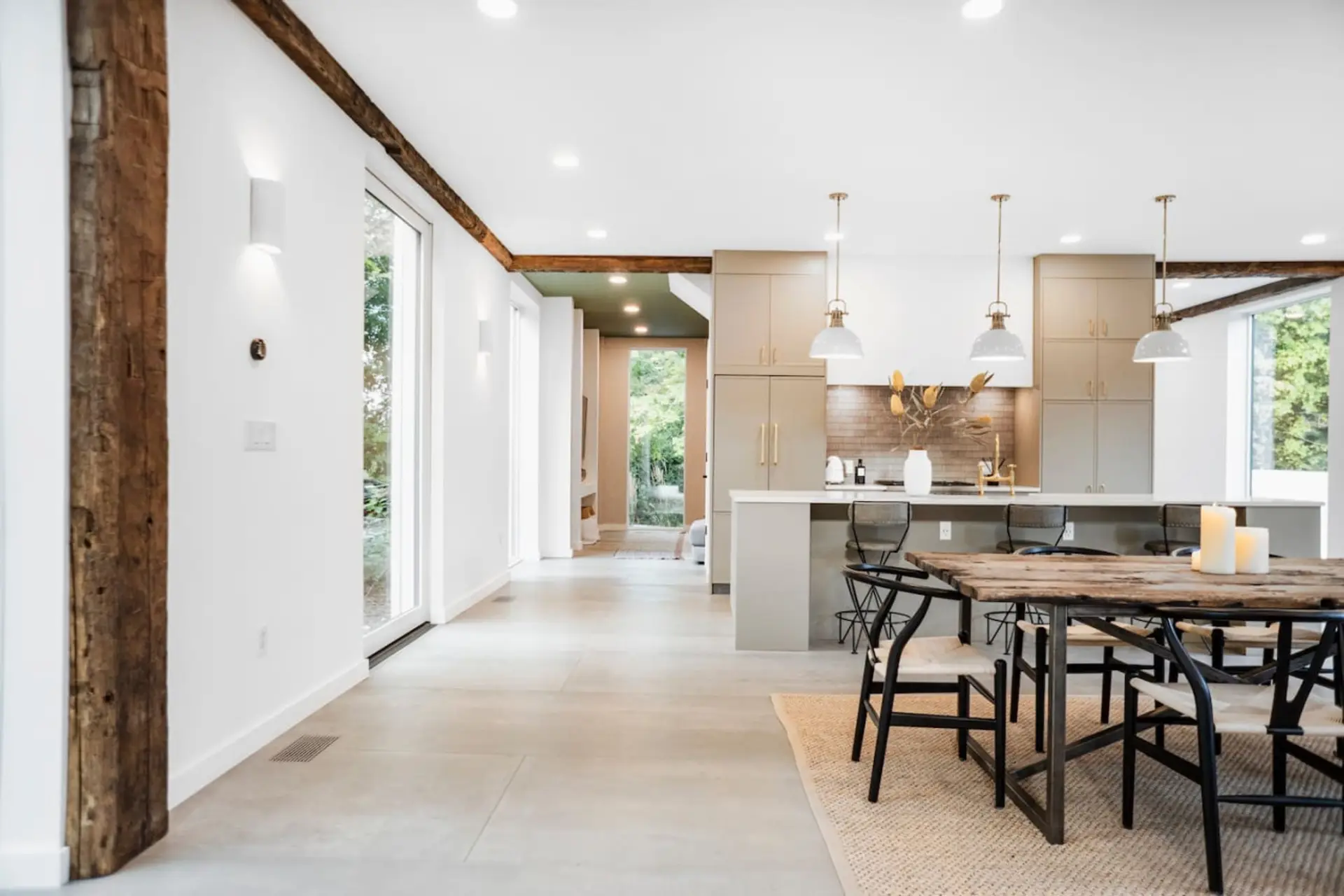 Bright and airy space with stylish decor, perfect for gatherings or relaxing!