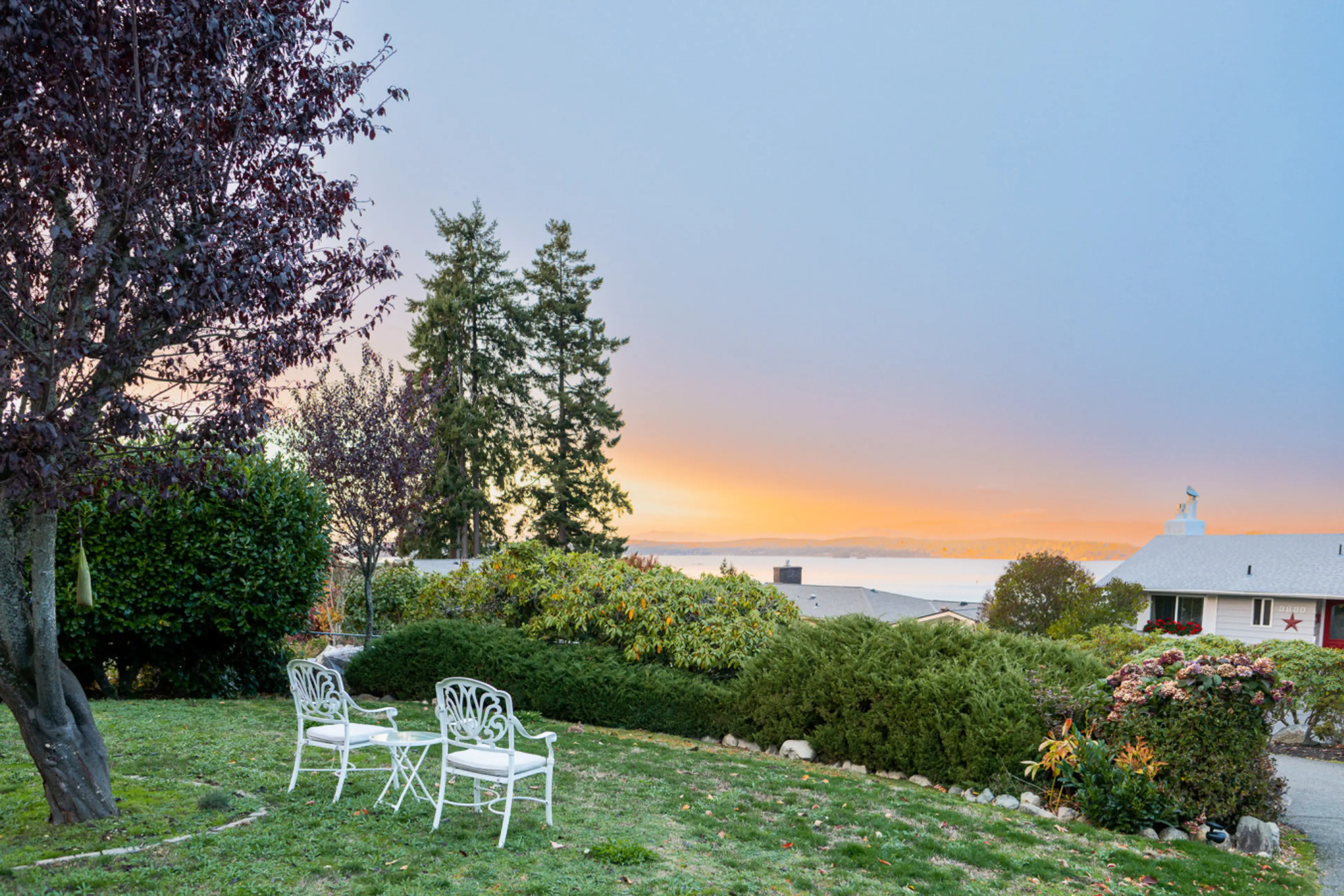 Green surroundings great for relaxing outdoors.