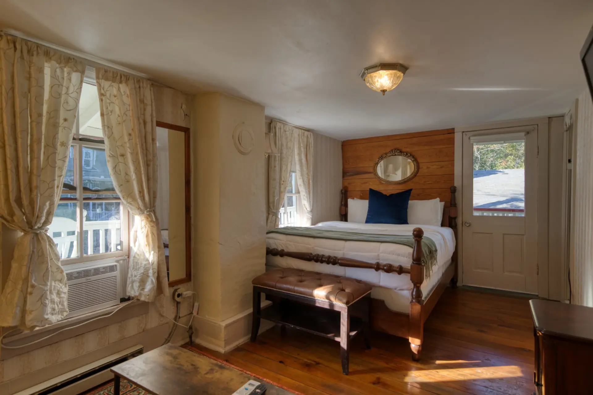 Queen Size Bed + Sitting Area