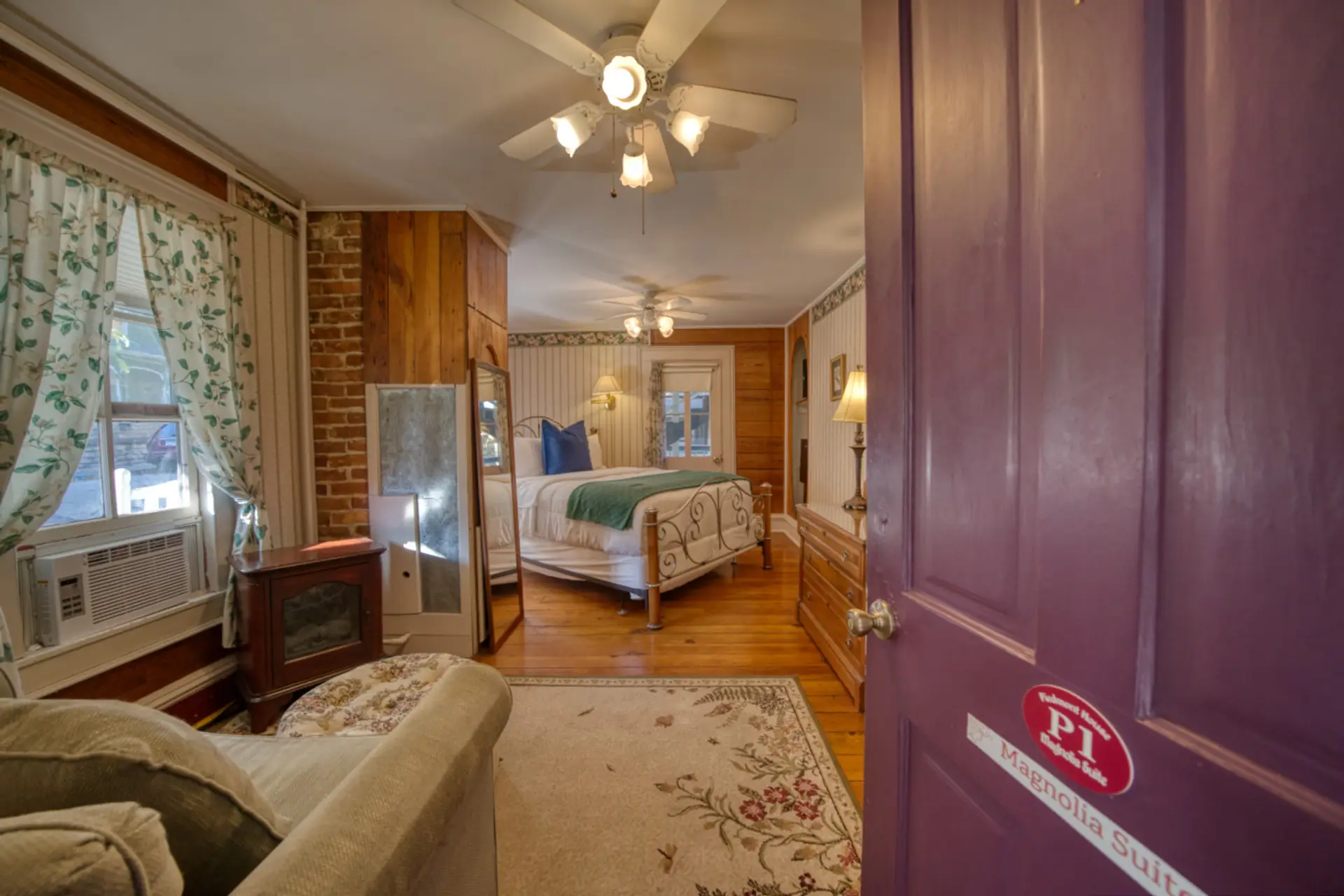 Queen Size Bed + Sitting Area