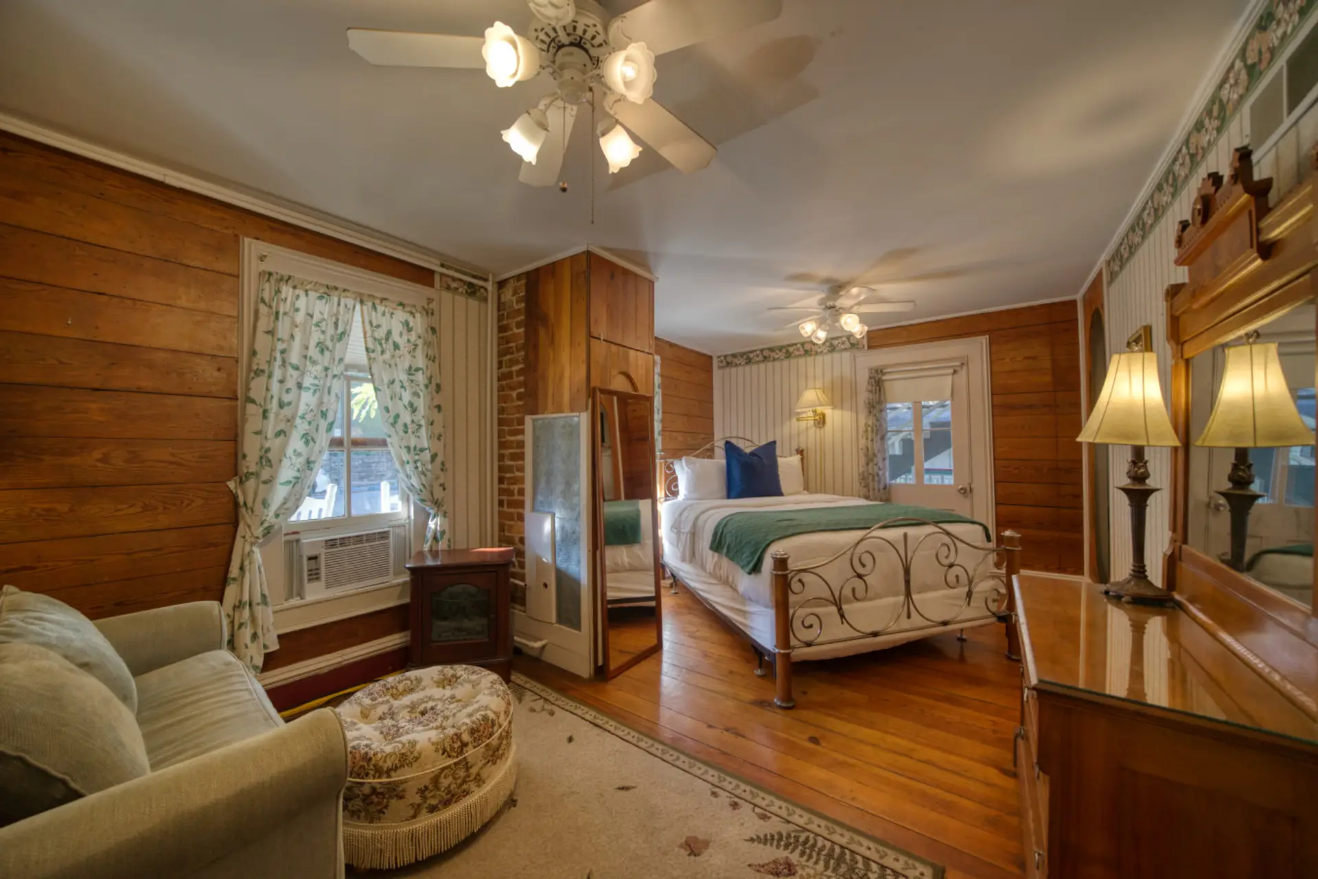 Queen Size Bed + Sitting Area