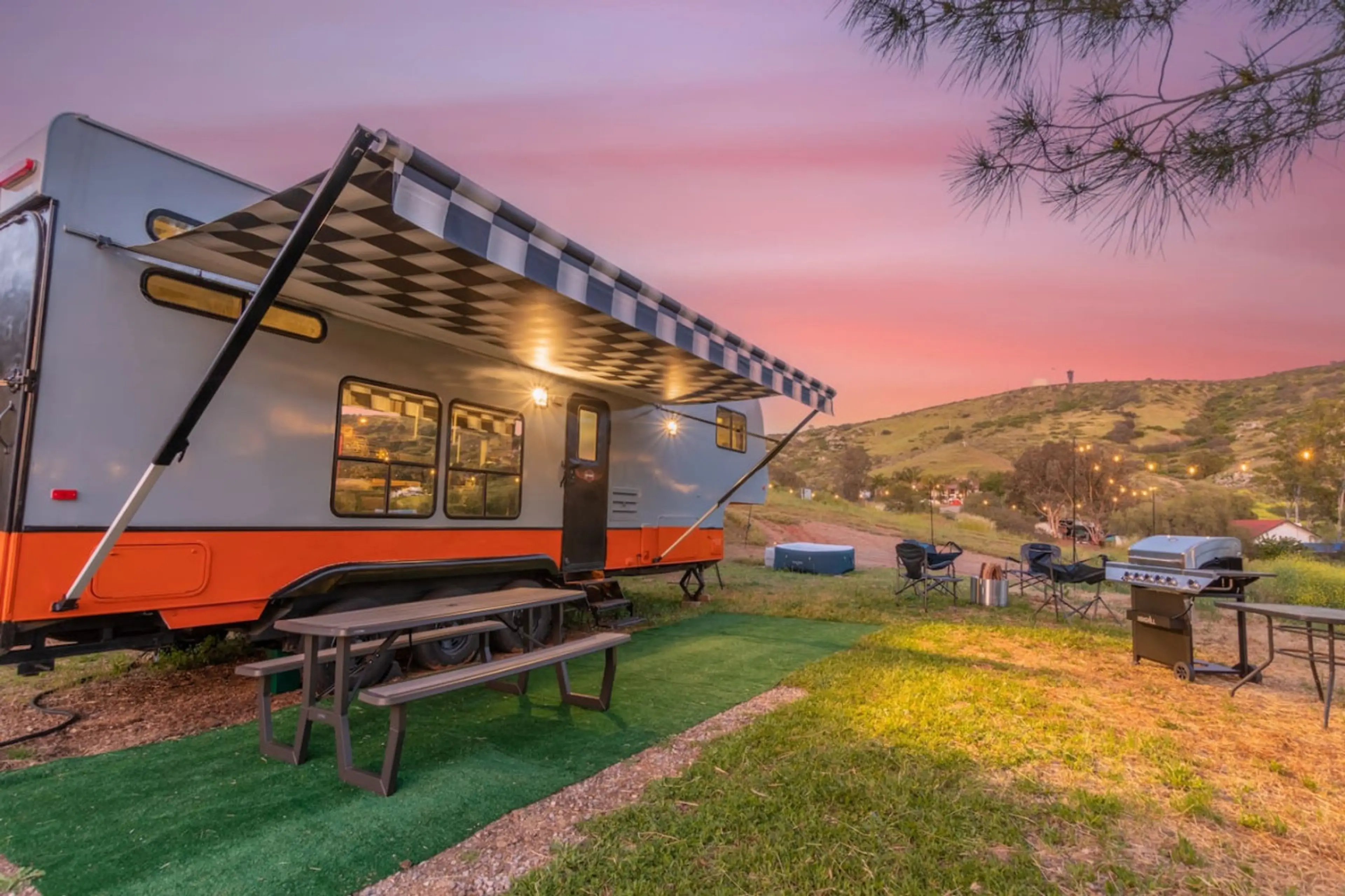 Retro Retreat: Enjoy stunning sunsets from your charming outdoor space, perfect for gatherings!