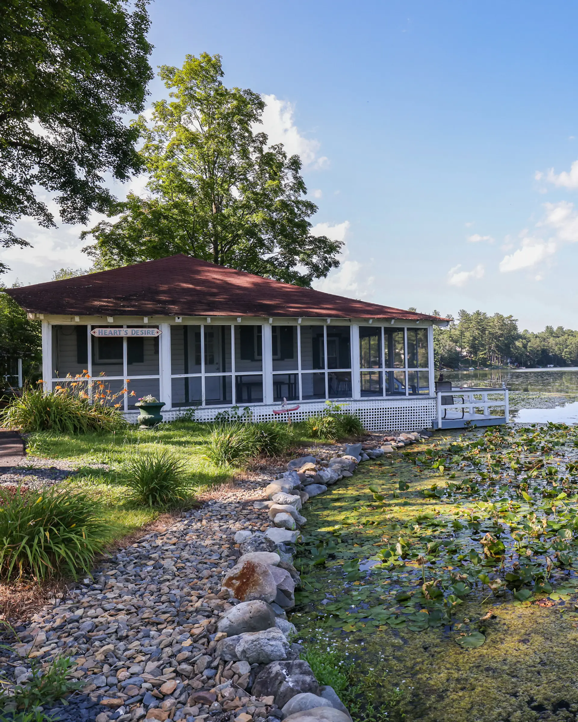 Beautiful lakefront cottage