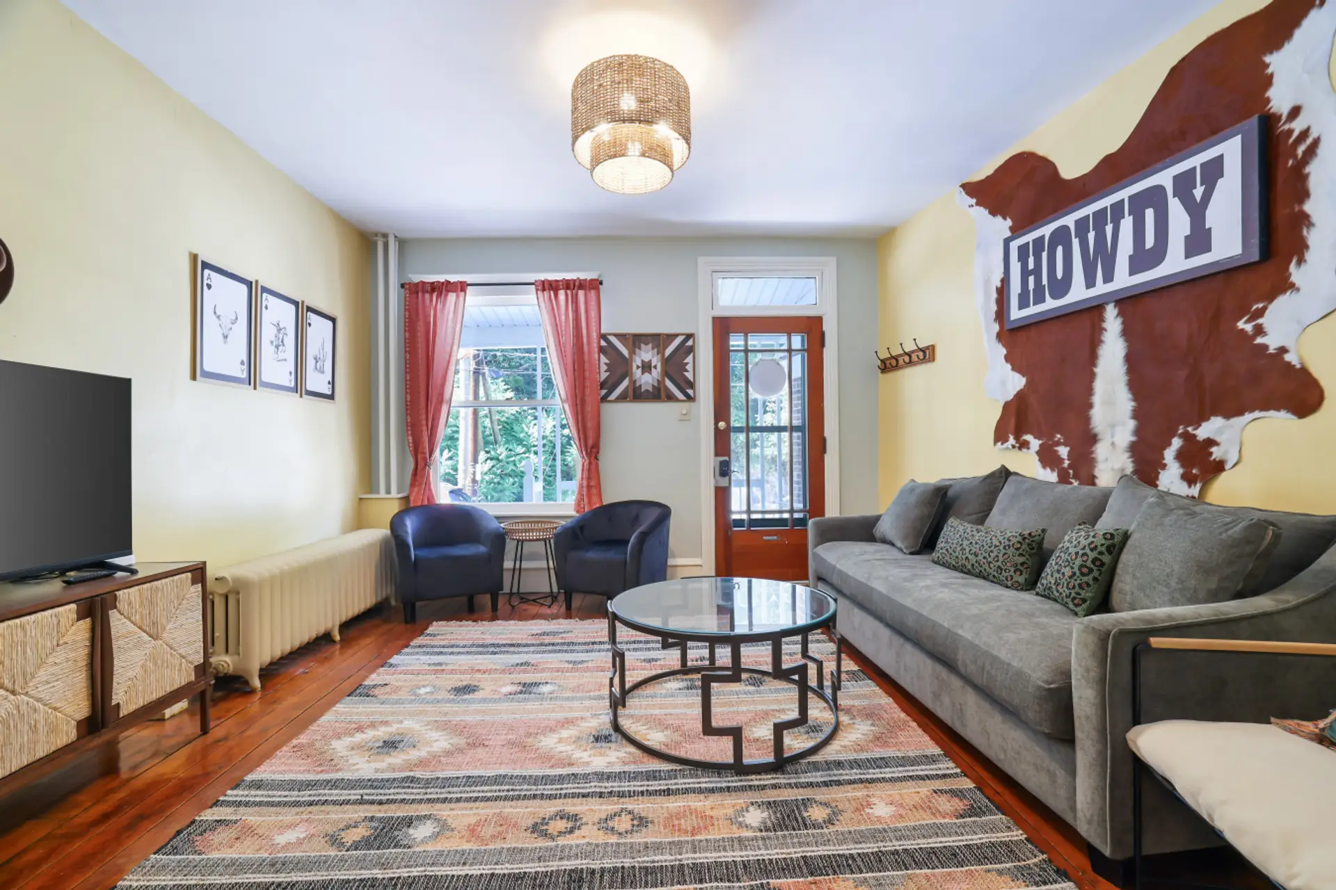 Howdy! Modern and cozy living room to gather with family or friends.