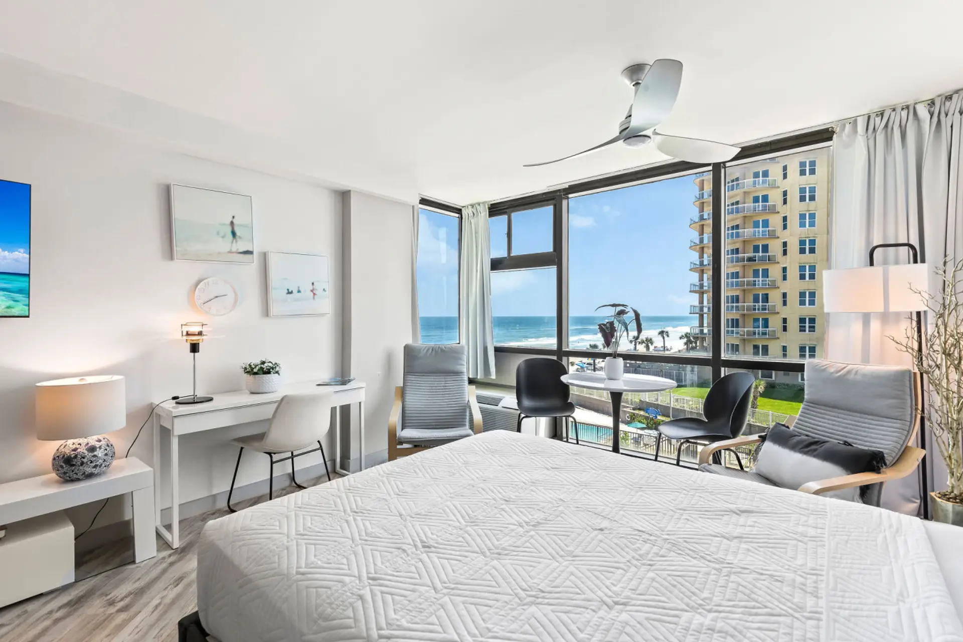 Bright and airy studio 412 with beachfront views