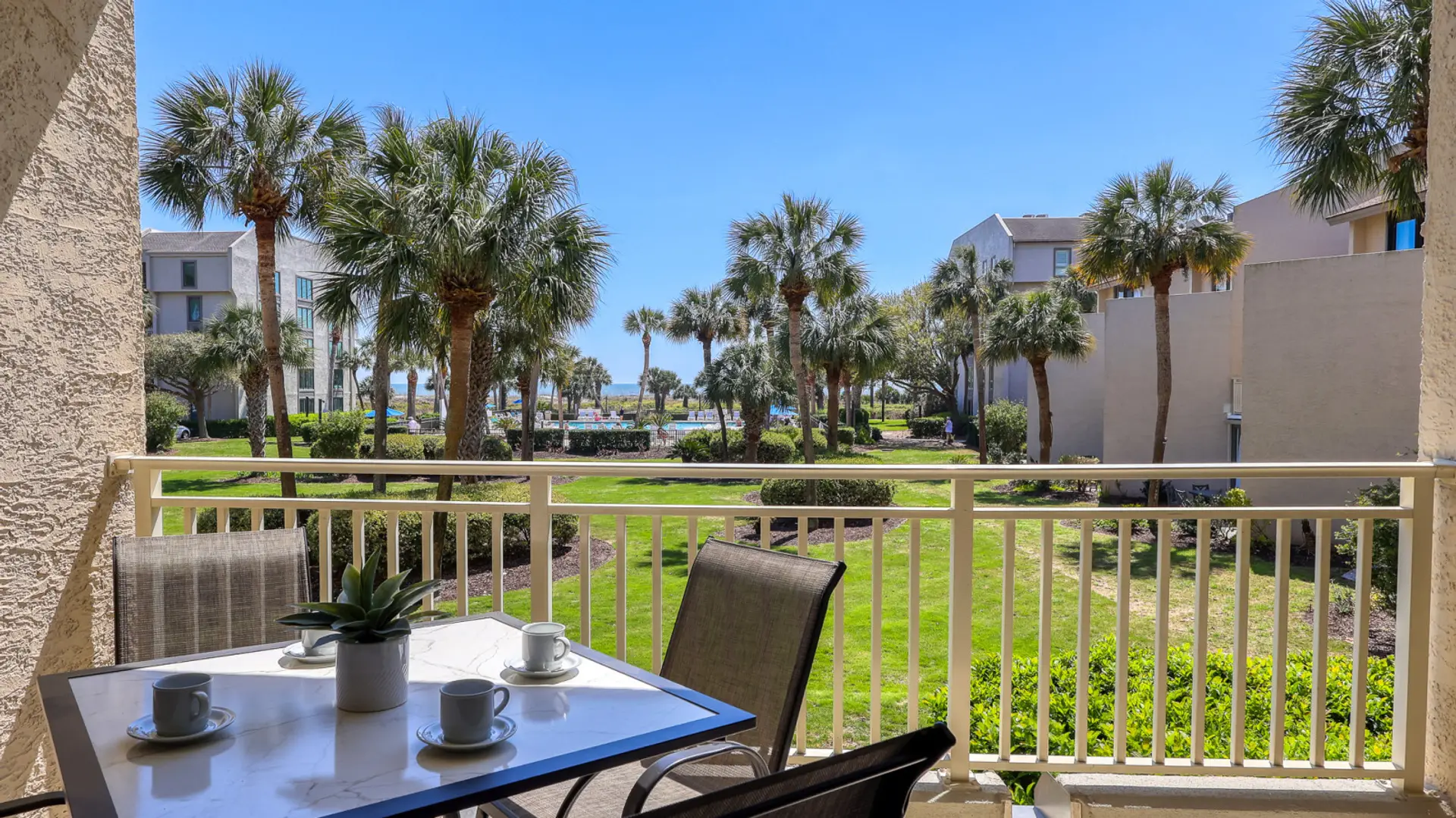 Balcony Views of the Pool and Ocean!