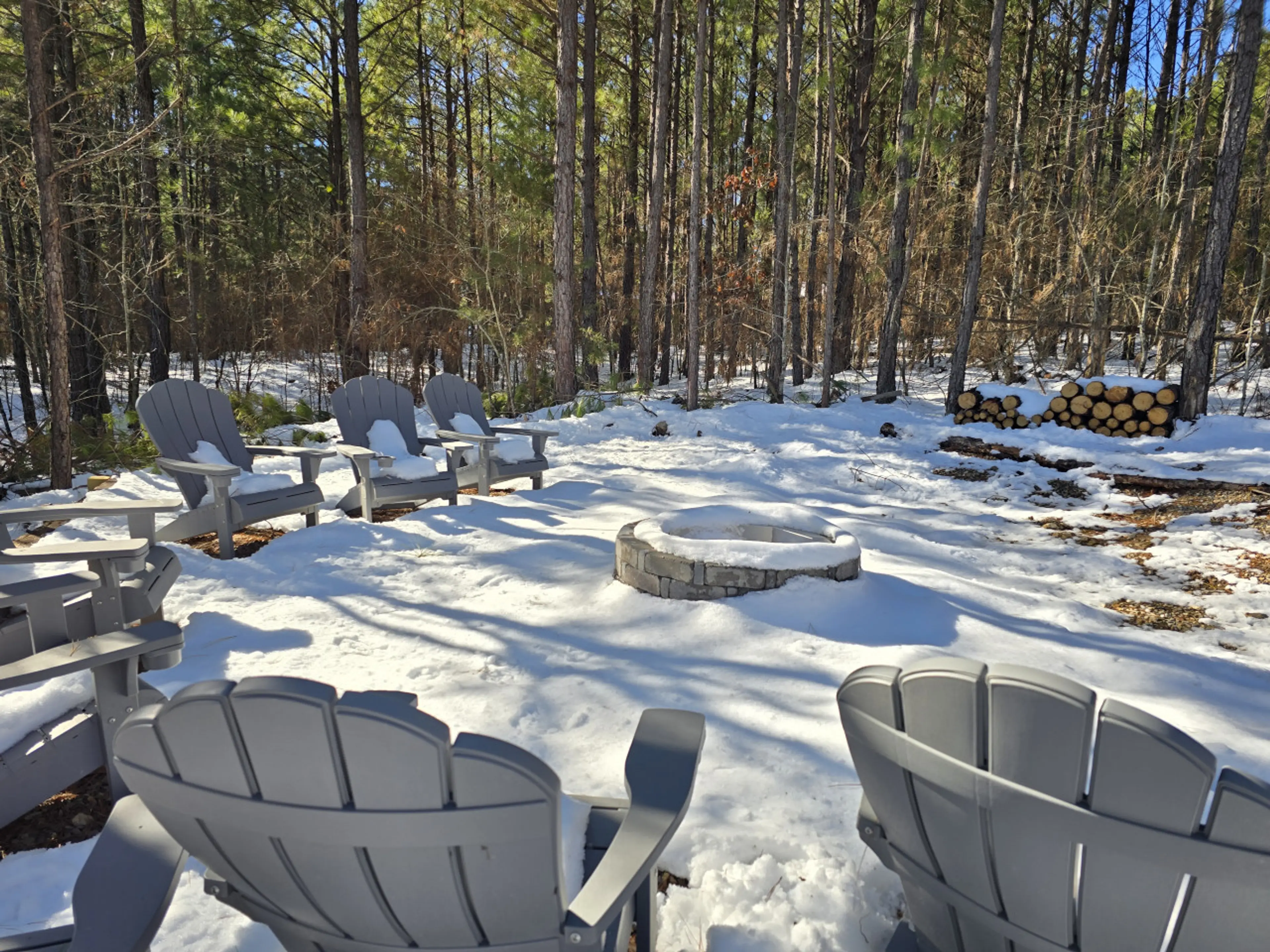 Cabin in Hochatown, Sleeps 10, 4 Bedrooms, 3.5 Bathrooms, Pet Friendly, Hot Tub, Outdoor Fire Pit, Outdoor 2-sideded Fireplace, Basketball Cage, Secluded Trail to Creek, Corn Hole, Outdoor Games, Arcade, Big Yard, Woodsy Views