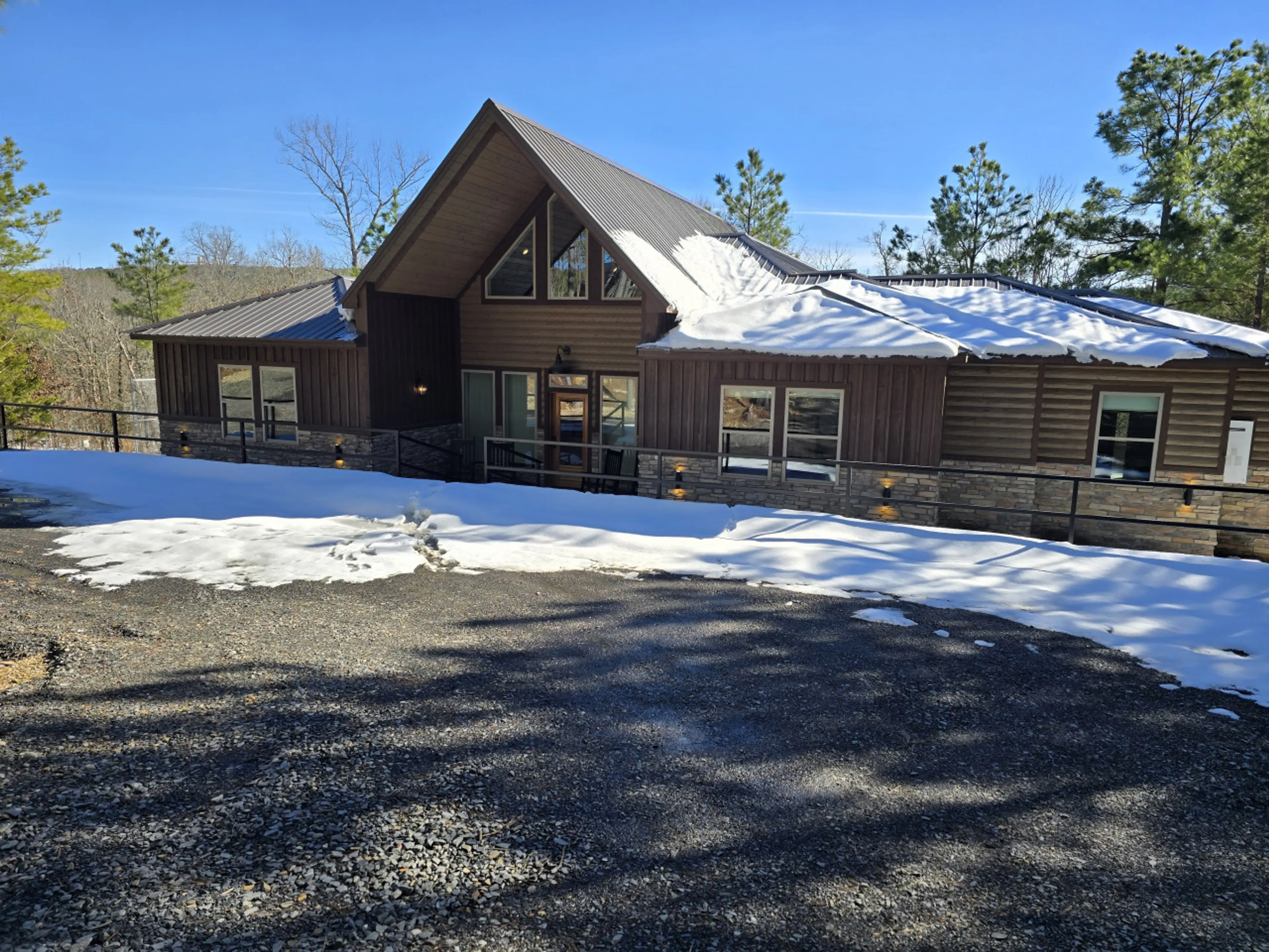 Cabin in Hochatown, Sleeps 10, 4 Bedrooms, 3.5 Bathrooms, Pet Friendly, Hot Tub, Outdoor Fire Pit, Outdoor 2-sideded Fireplace, Basketball Cage, Secluded Trail to Creek, Corn Hole, Outdoor Games, Arcade, Big Yard, Woodsy Views
